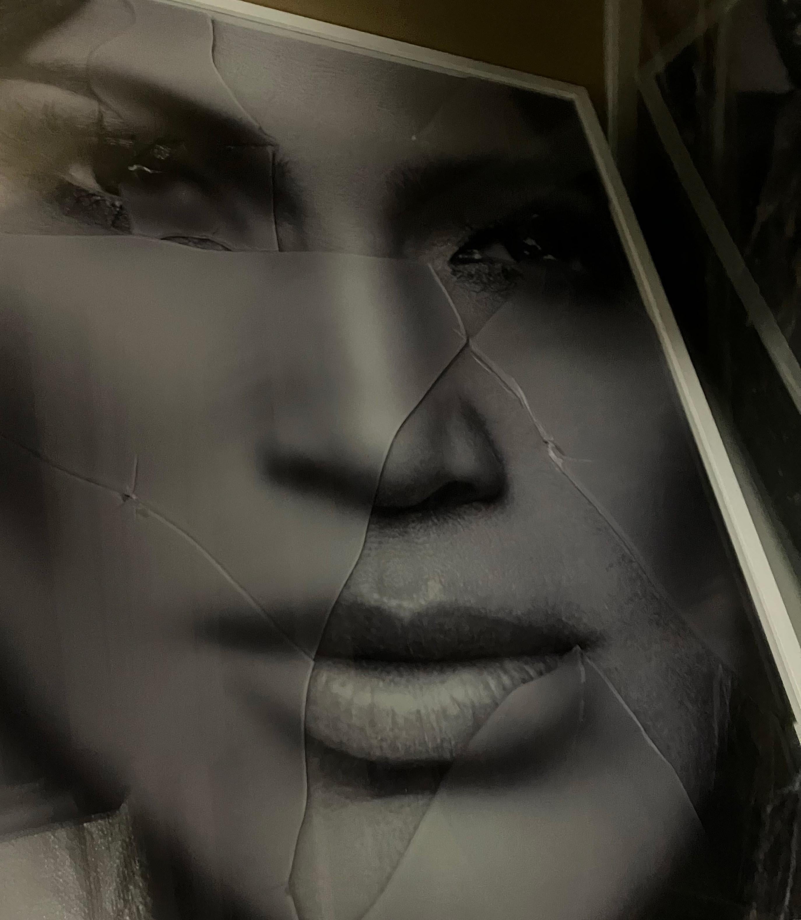 JLO, Jennifer Lopez Porträt von Hunter & Gatti 
Schwarz-Weiß-Fotografie mit Glasscherben oben auf dem Bild.
Bildgröße: 45,2 Zoll. H x 32,5 in. W
Rahmengröße: 52,5 Zoll. H x 39 in. B x 2 in. D
Einzigartig

Die Technik des Künstlers besteht in der