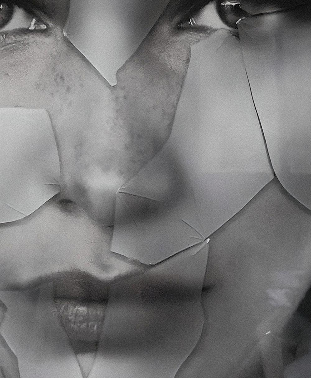 Originale. Bella Hadid, Porträt von Hunter & Gatti
Schwarz-Weiß-Fotografie mit Glasscherben oben auf dem Bild.
Bildgröße: 45,2 Zoll. H x 32,5 in. W
Rahmengröße: 52,5 Zoll. H x 39 in. B x 2 in. D
Einzigartig

Die Technik des Künstlers besteht in der