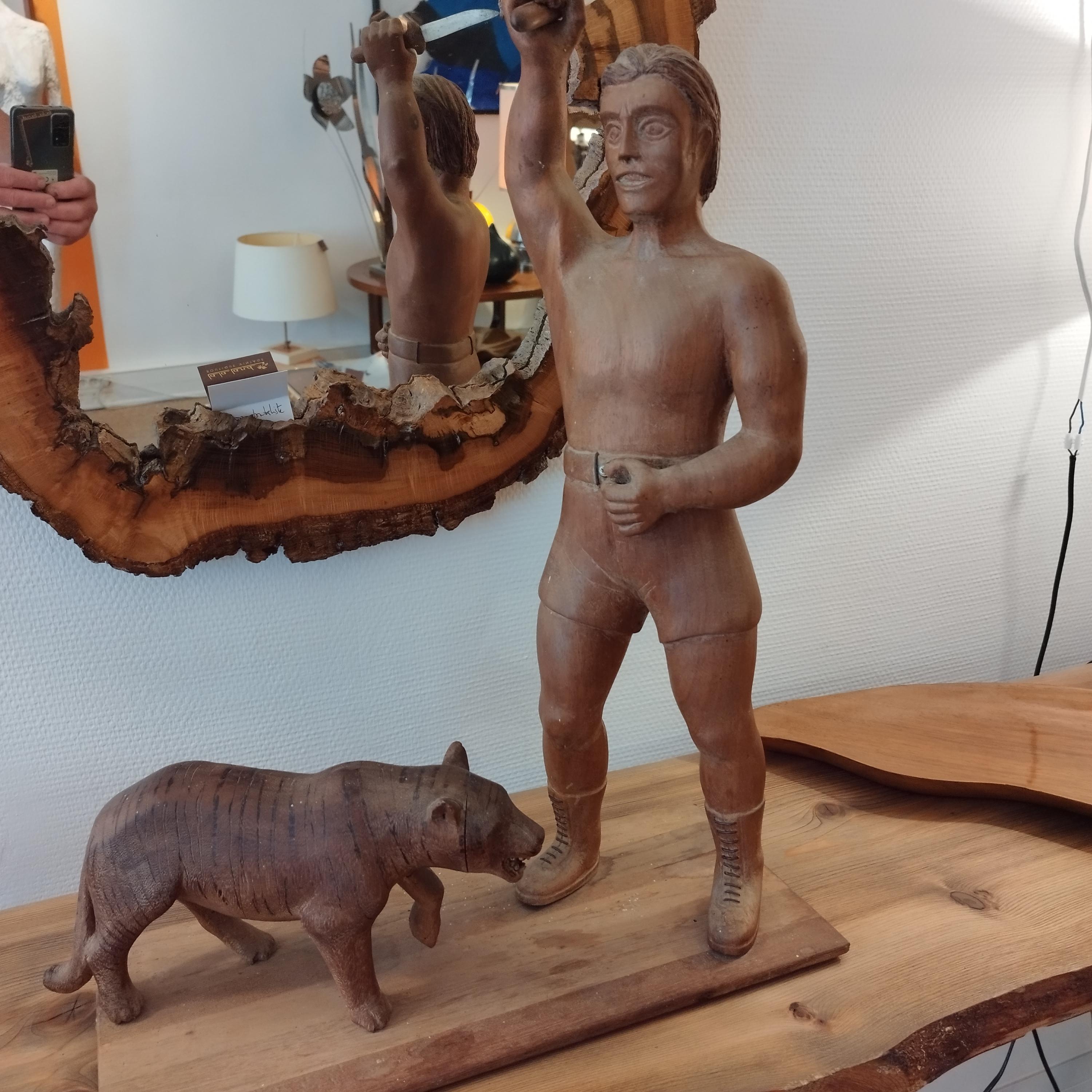 Hunter and tiger wooden sculpture In Good Condition For Sale In NANTES, FR