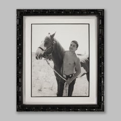 Photographie contemporaine de Hunter Barnes représentant un garçon avec un cheval lors d'un rodéo local