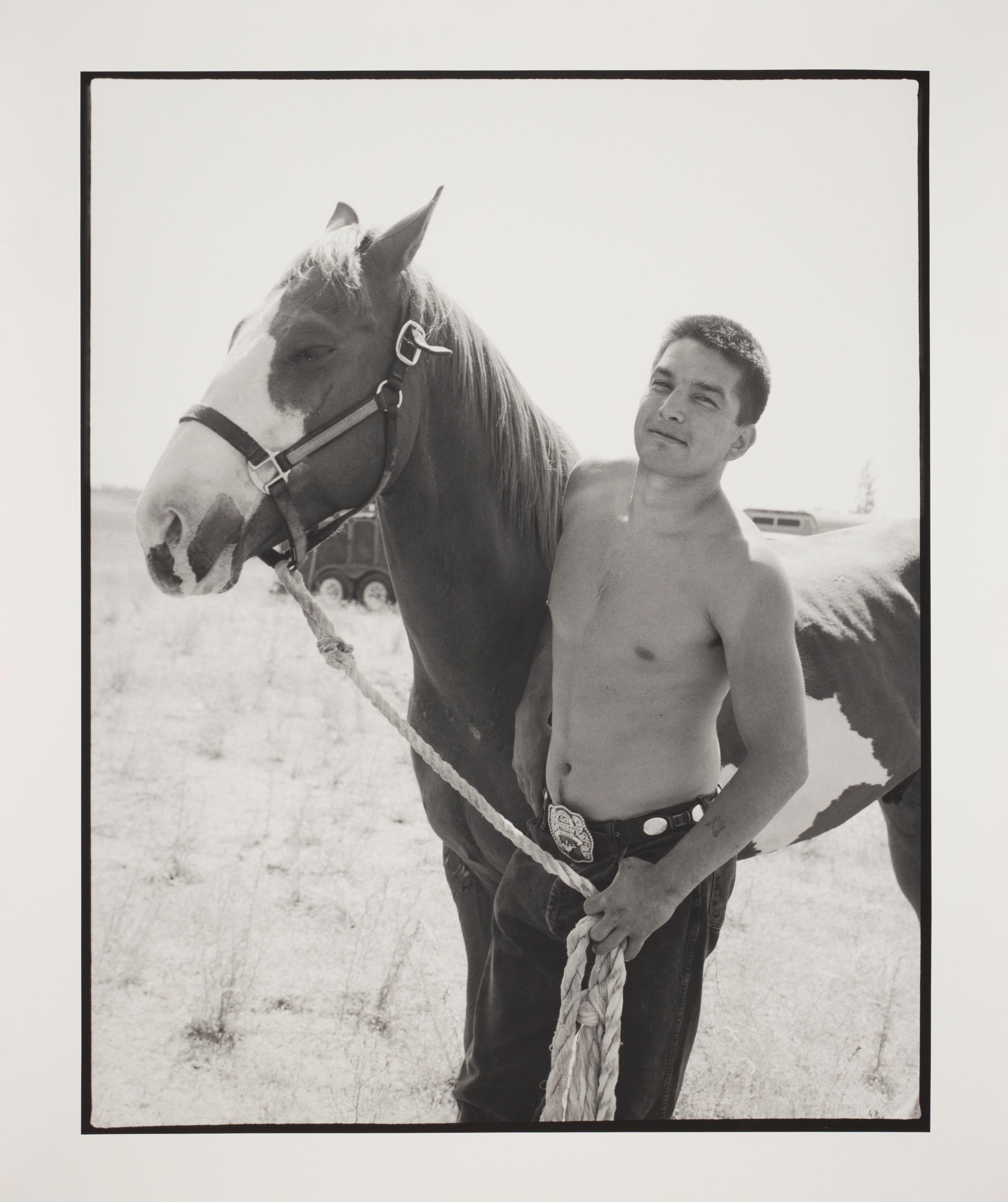 Photographie contemporaine de Hunter Barnes représentant un garçon avec un cheval lors d'un rodéo local en vente 2