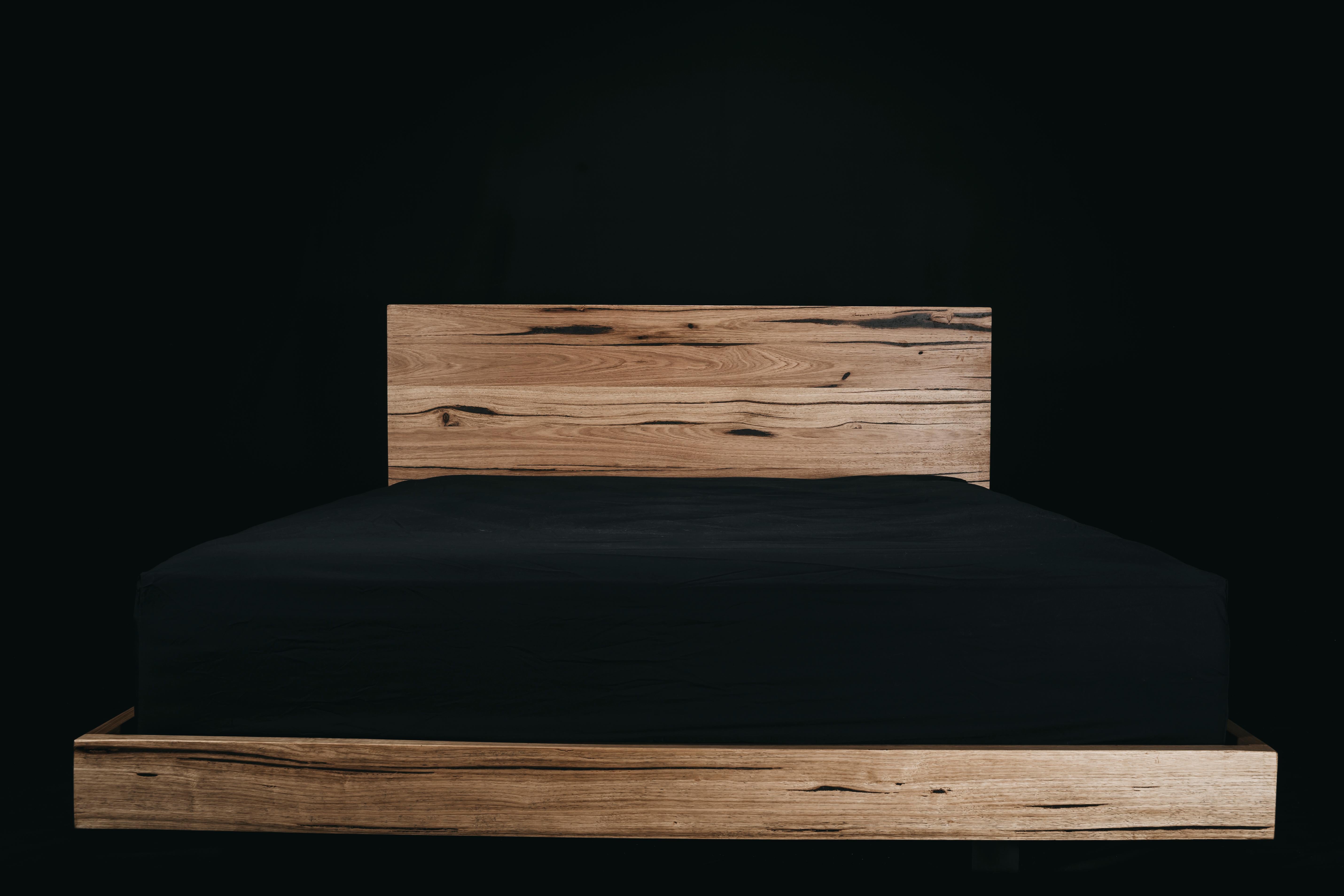Avrai l'aspetto e la sensazione di fluttuare nel sonno nel cacciatore. Una struttura solida con gambe posizionate alle misure esatte per dare l'impressione che il letto sia in grado di levitare. Con un design ultra elegante e una testata solida, è