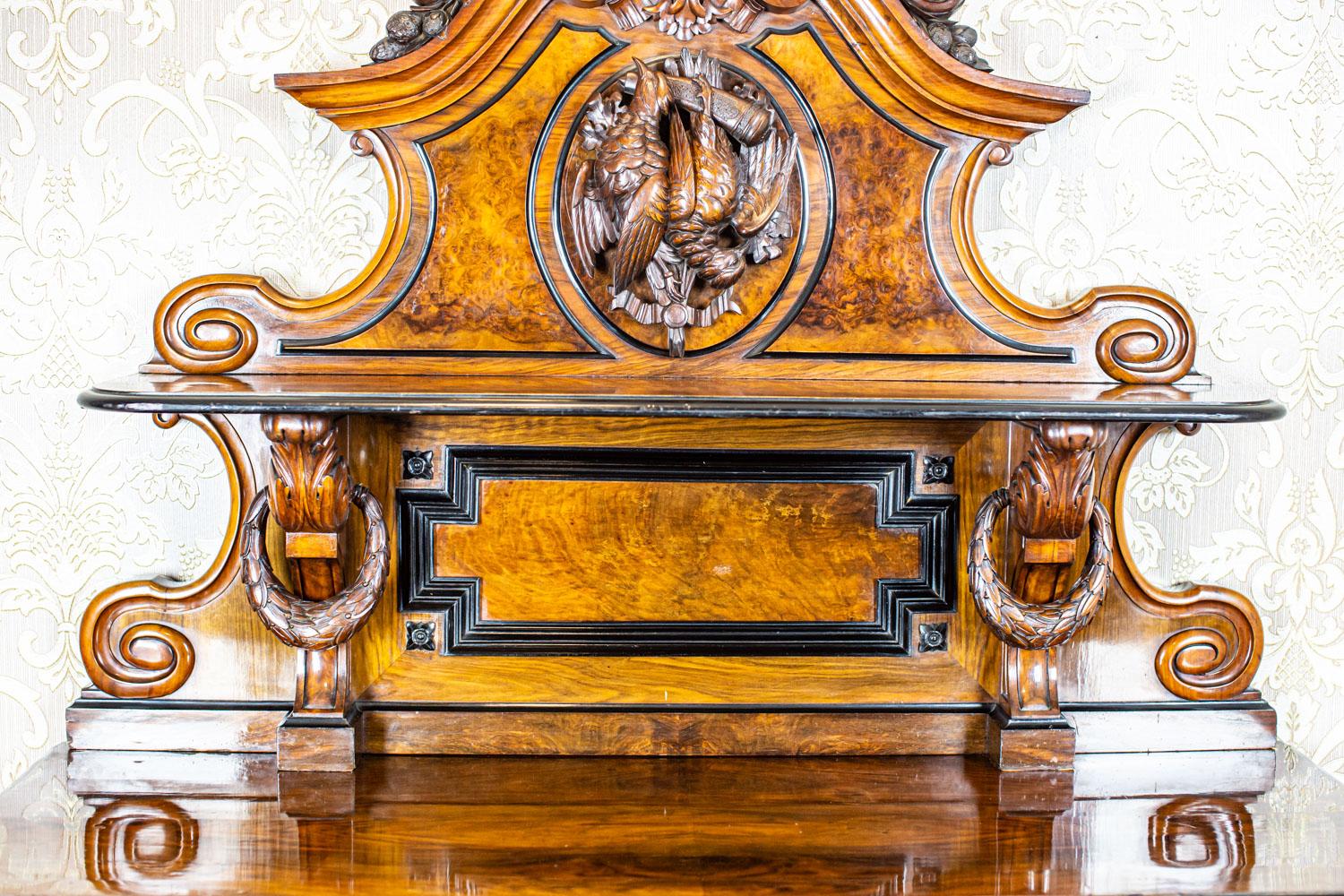 Commode Hunter della metà del XIX secolo in noce impiallacciato in vendita 10