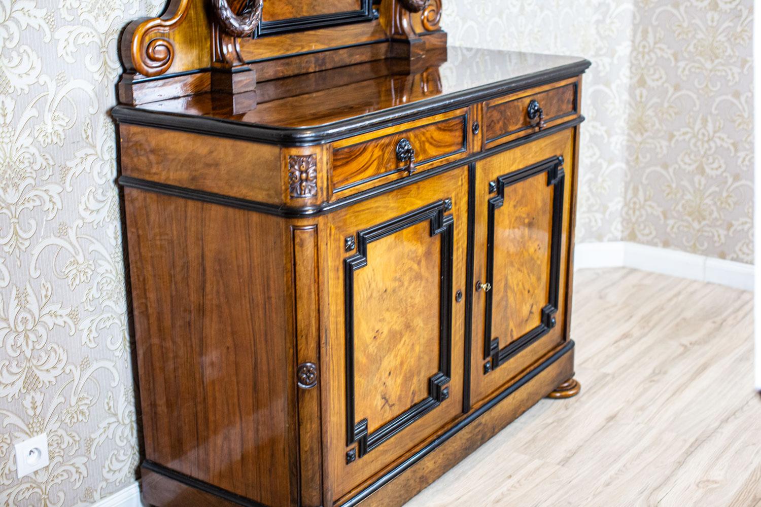 European Hunter Commode from the Mid 19th Century in Walnut Veneer For Sale