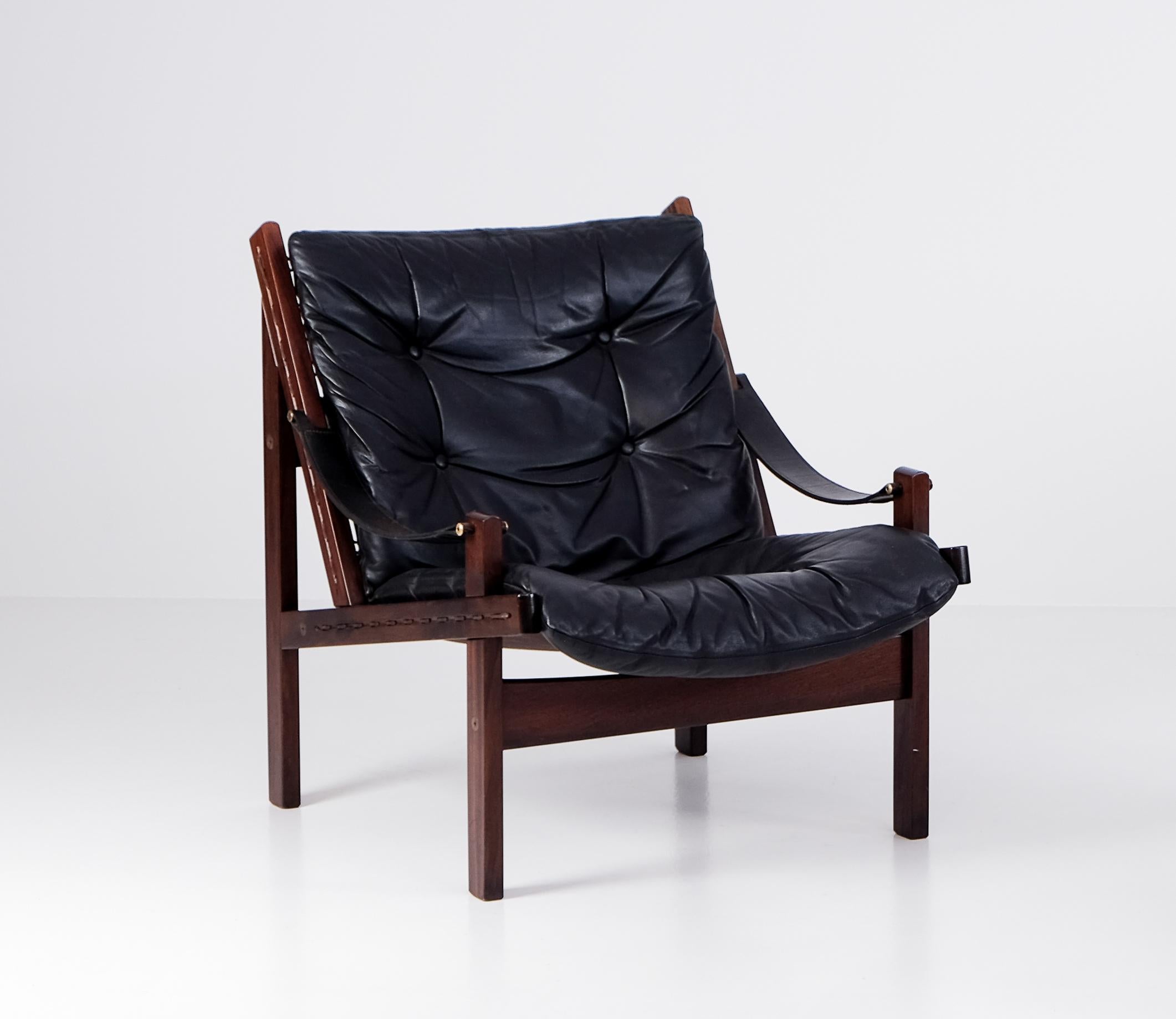 Great safari chair model Hunter designed by Torbjørn Afdal, produced by Bruksbo. Original black leather cushions and straps. Very good condition. 



