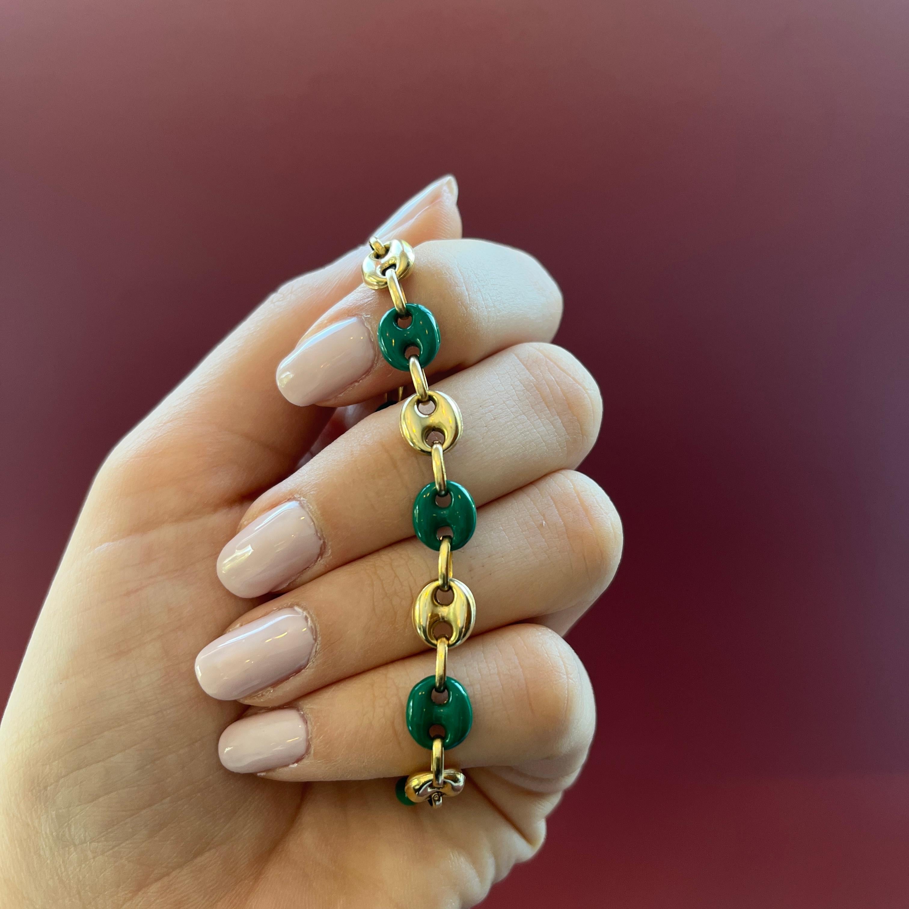 Verleihen Sie Ihrem Look einen Hauch von Luxus mit diesem großen, grün emaillierten Mariner-Armband! Der perfekte Farbakzent für Ihr Handgelenk!

14K Gelbgold
Kettenlänge: 7 Zoll
Hummerschließe
Hergestellt in Italien
Gewicht: 10.5 Gramm

Das 1985 in