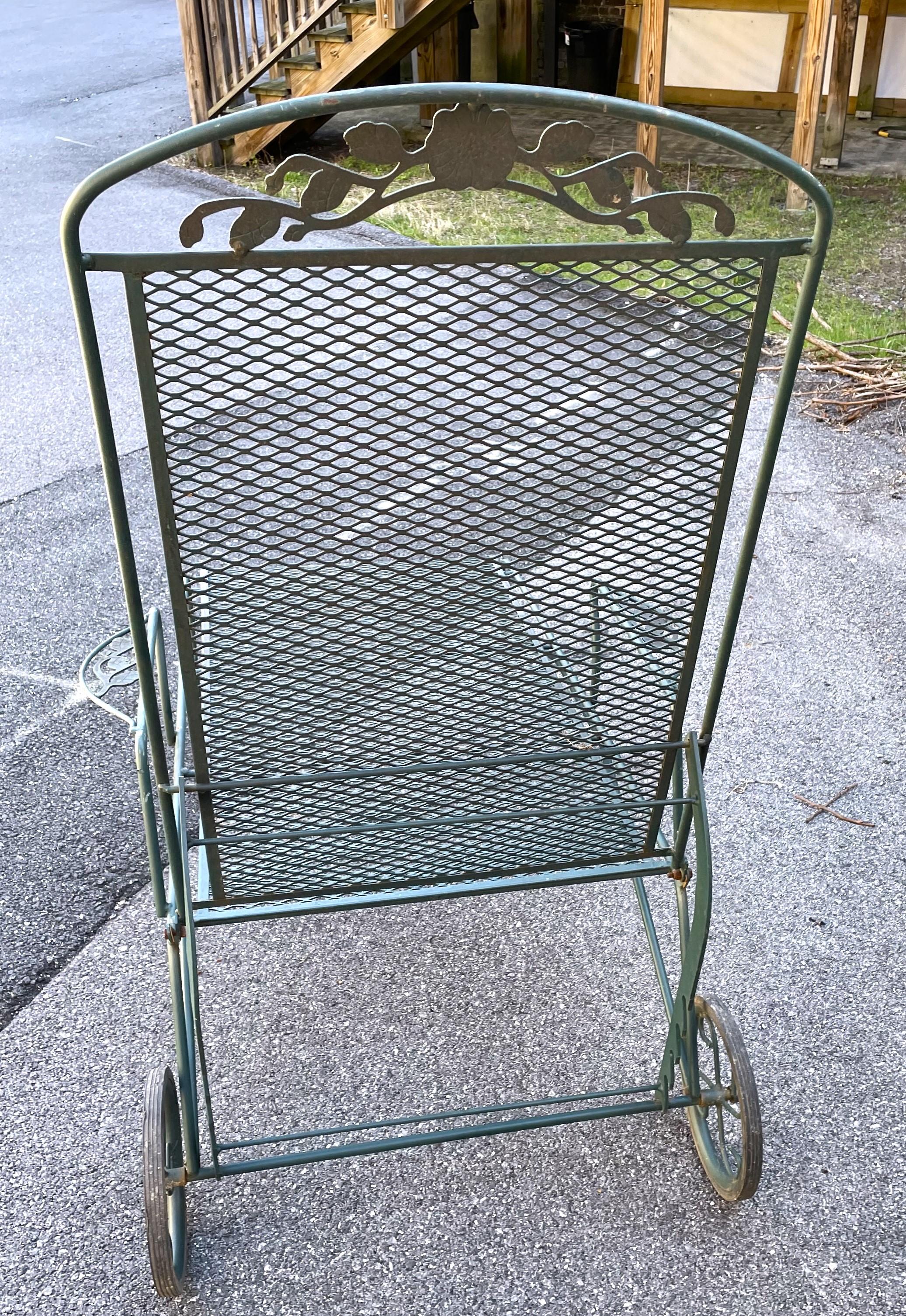 Hunter Green Wrought Iron Chaise Lounge w/ Floral Pattern Patio Outdoor In Good Condition For Sale In Clifton Forge, VA