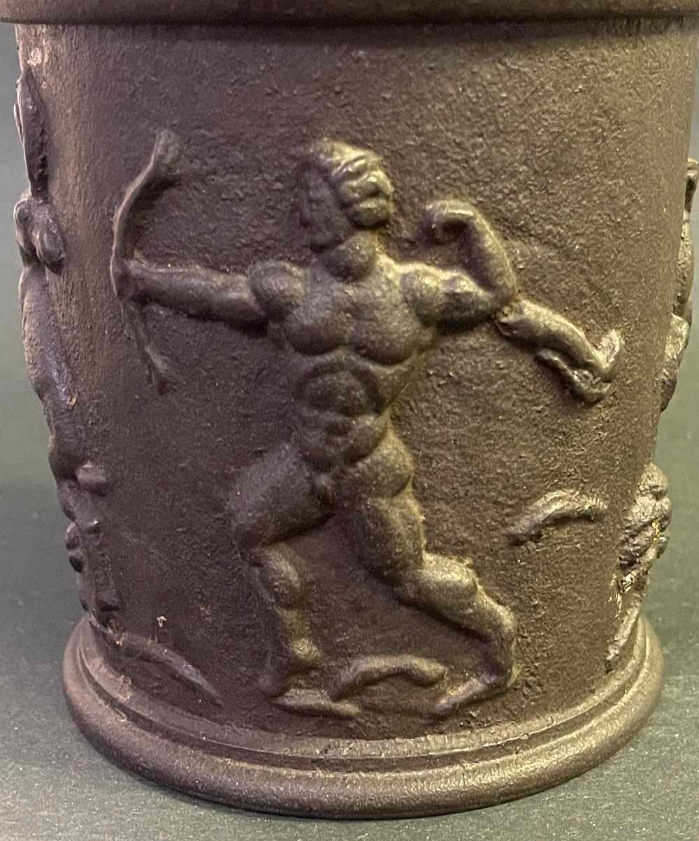 Aunque Suecia es conocida por sus muebles y artesanía de estilo Art Déco, a menudo caracterizados como Swedish Grace, no es tan conocido que los artistas suecos lideraron la creación de piezas finas a partir de materiales humildes como el hierro