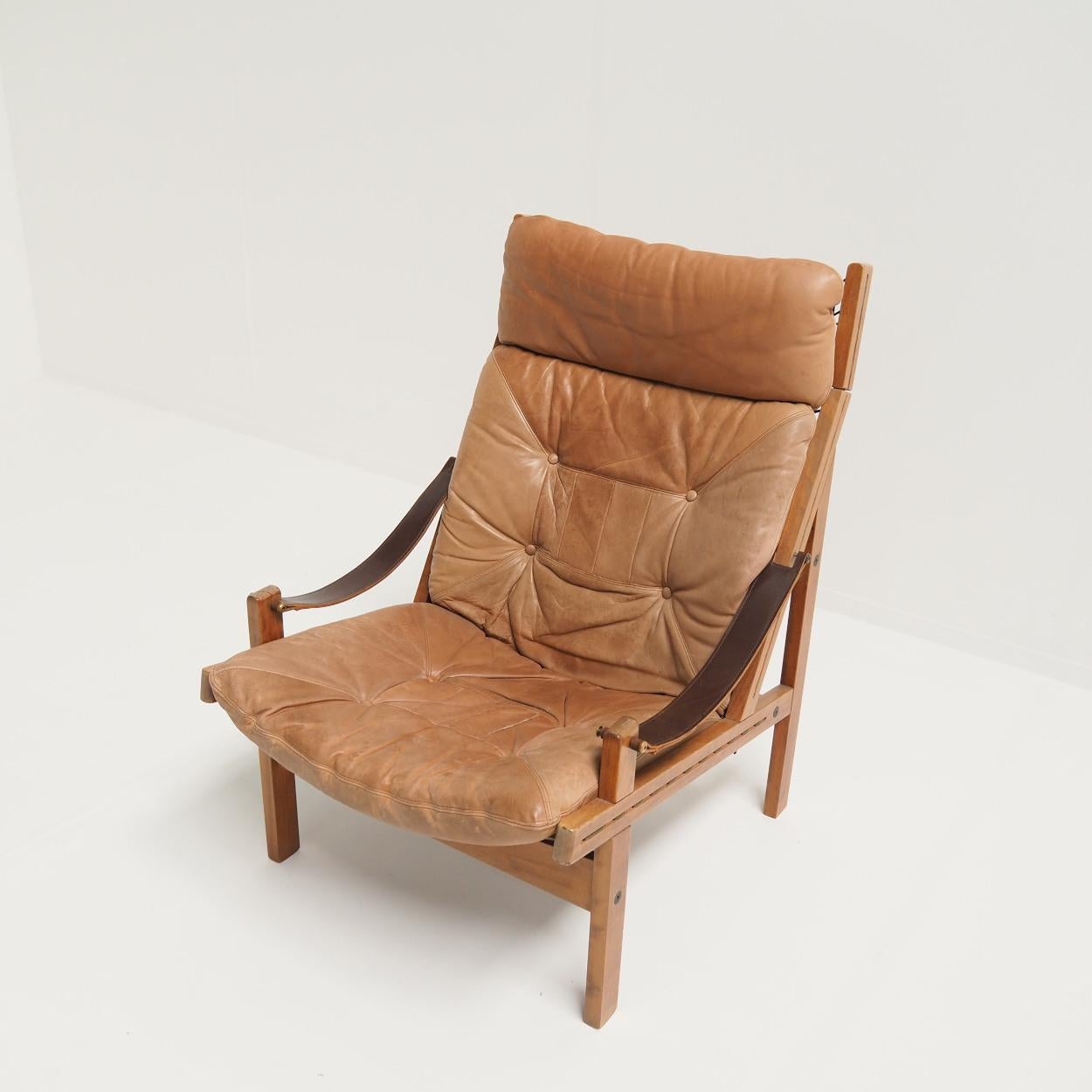 This beautiful 'Hunter Lounge Chair' by Torbjørn Afdal was designed in 1962. Please note its simple aesthetics and the wide variety of natural materials used. As the name suggests, this chair is designed to sit comfortably. And that's right, it's