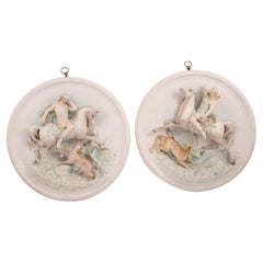 Cacciatori, coppia di pannelli. Porcellana. Forse Germania, XIX secolo.