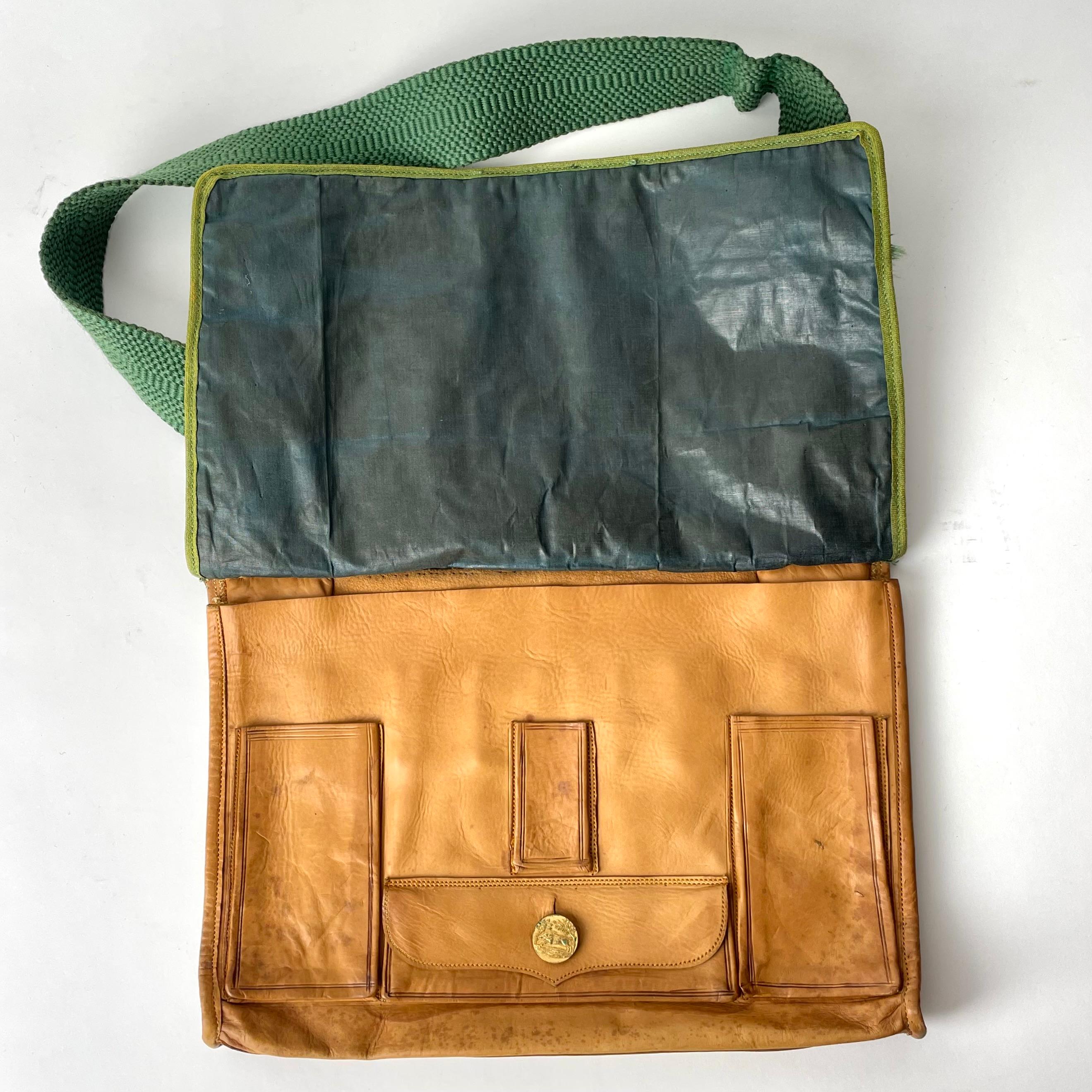 Hunting Bag aus Leder mit Petit Point-Dekor aus einer Jagdszene aus dem 19. Jahrhundert (Europäisch) im Angebot