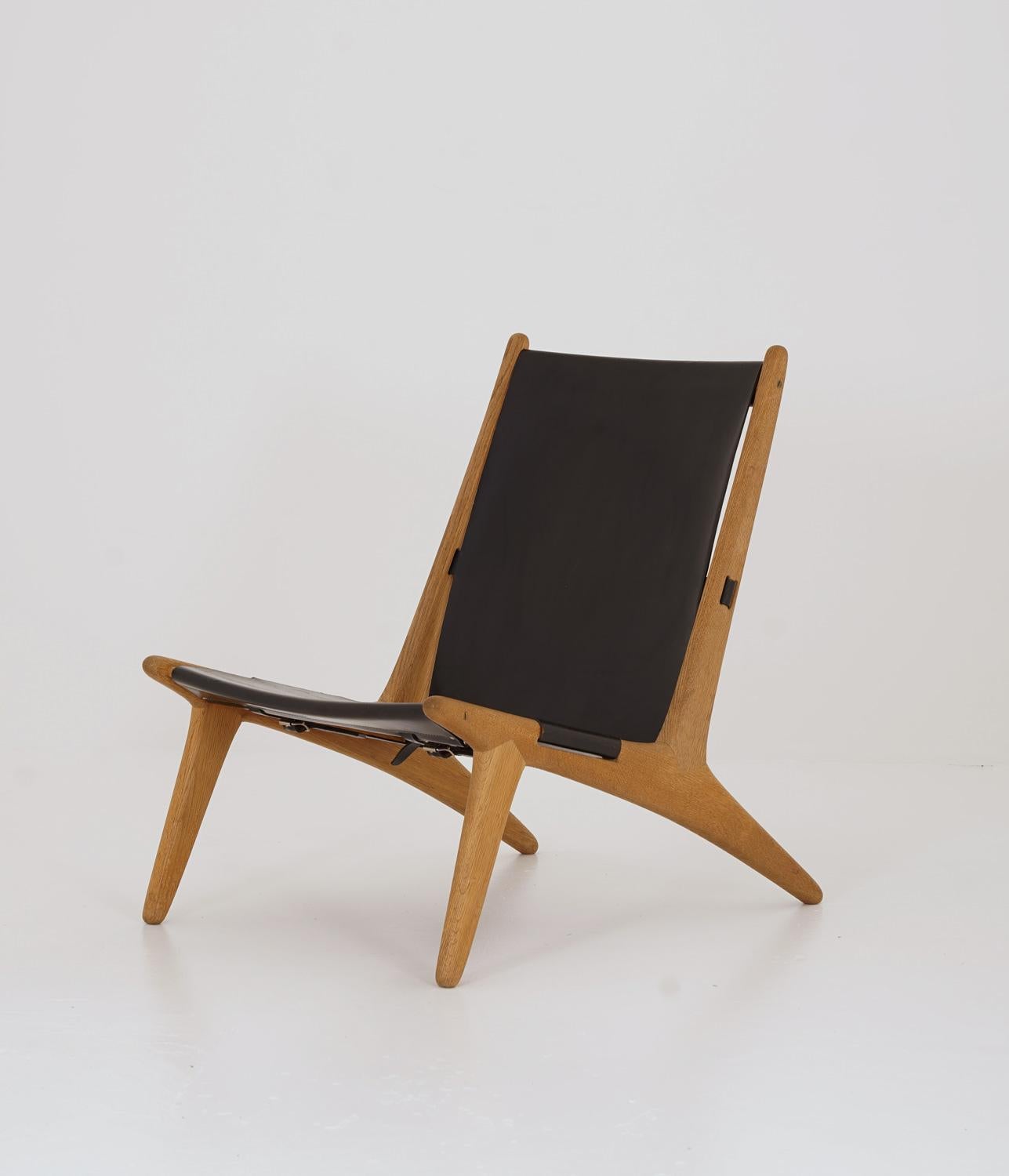 Rare chaise longue modèle 204 de Uno & Östen Kristiansson pour Luxus, Suède.
La chaise de chasse a été conçue par Uno et Östen Kristiansson en 1954 et appartient au sommet de l'histoire du design suédois. La chaise est composée d'un cadre en chêne