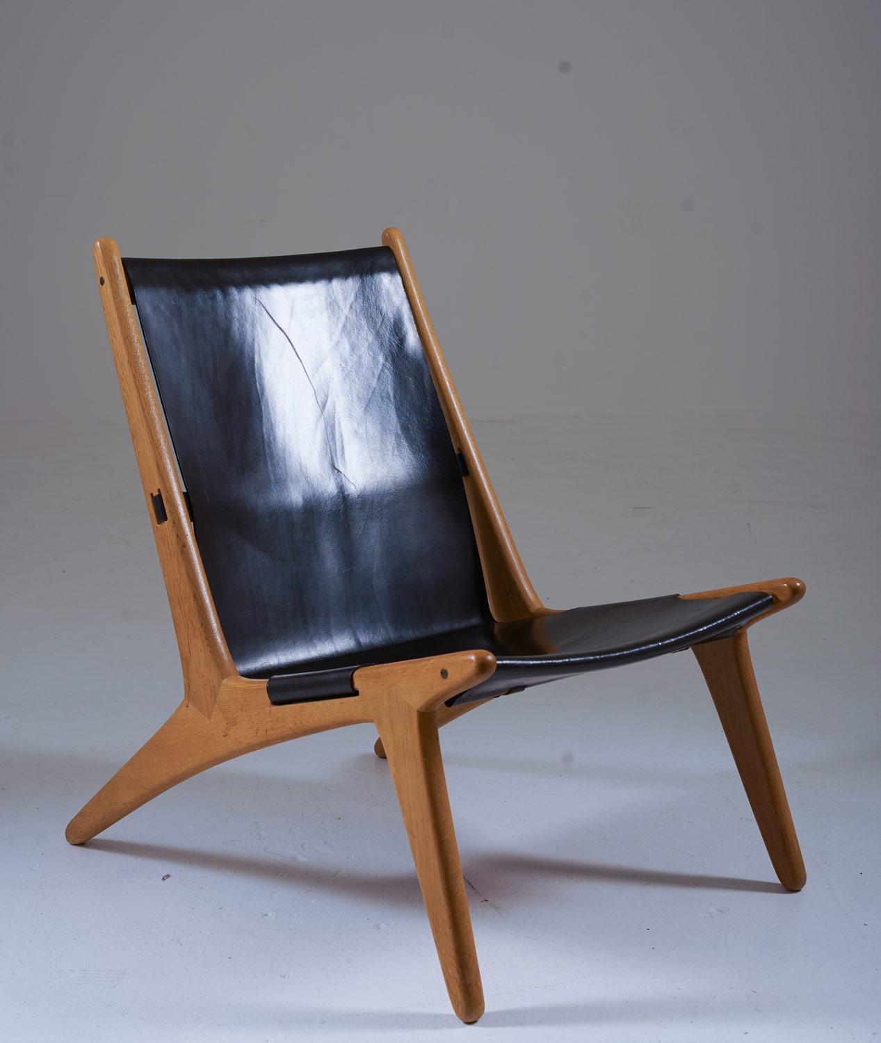 Rare lounge chair model 204 by Uno & Östen Kristiansson for Luxus, Sweden.
The hunting chair was designed by Uno and Östen Kristiansson in 1954 and belongs in the top of Swedish design history. The chair features a frame in oak and a leather