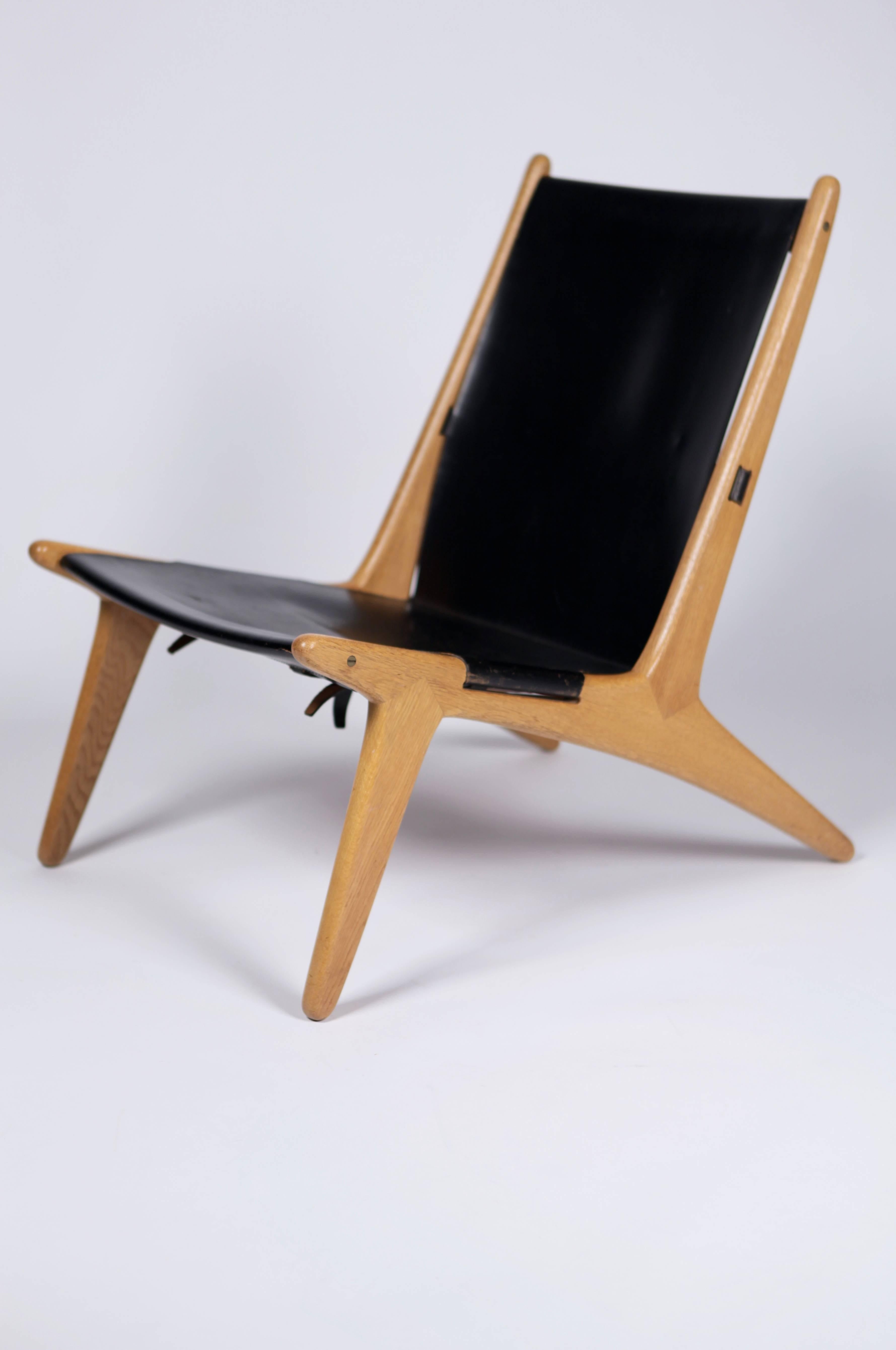 Beautiful lounge chair, model 204 by Uno & Östen Kristiansson, in solid oak and original black leather.
