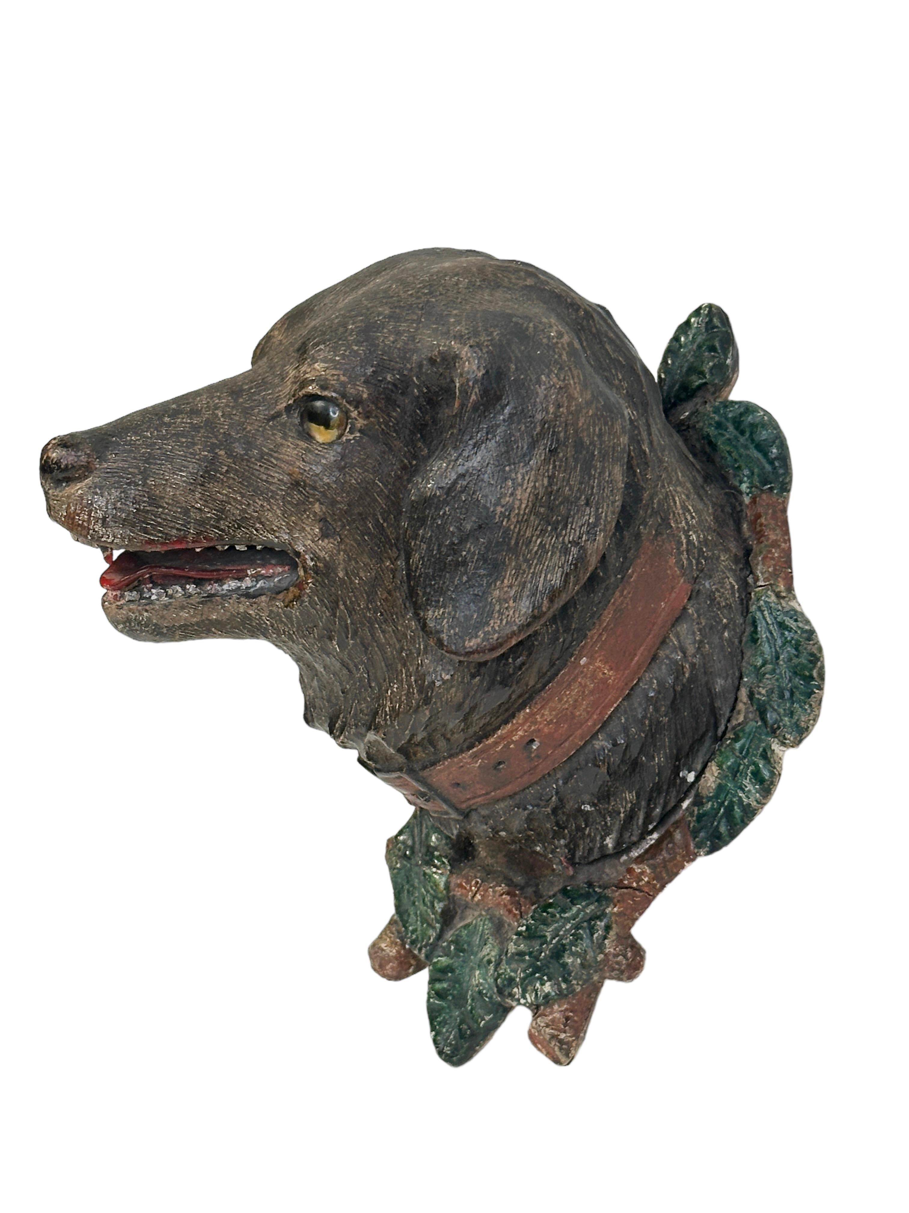 Sculpté à la main Tête de chien de chasse Black Forest Trophée en bois sculpté à la main, 19e siècle en vente