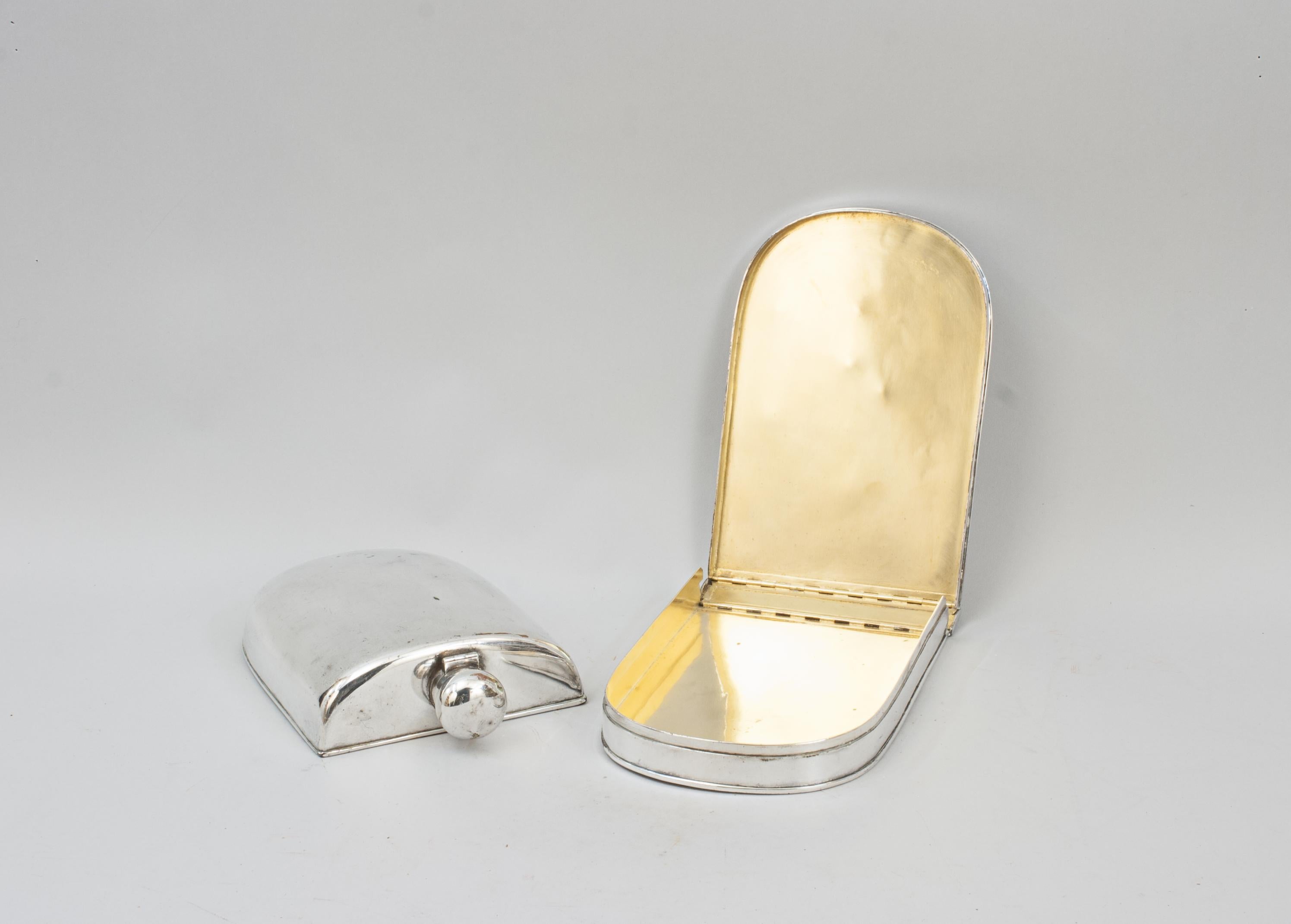 Hunting Flask And Canteen In Good Condition For Sale In Oxfordshire, GB