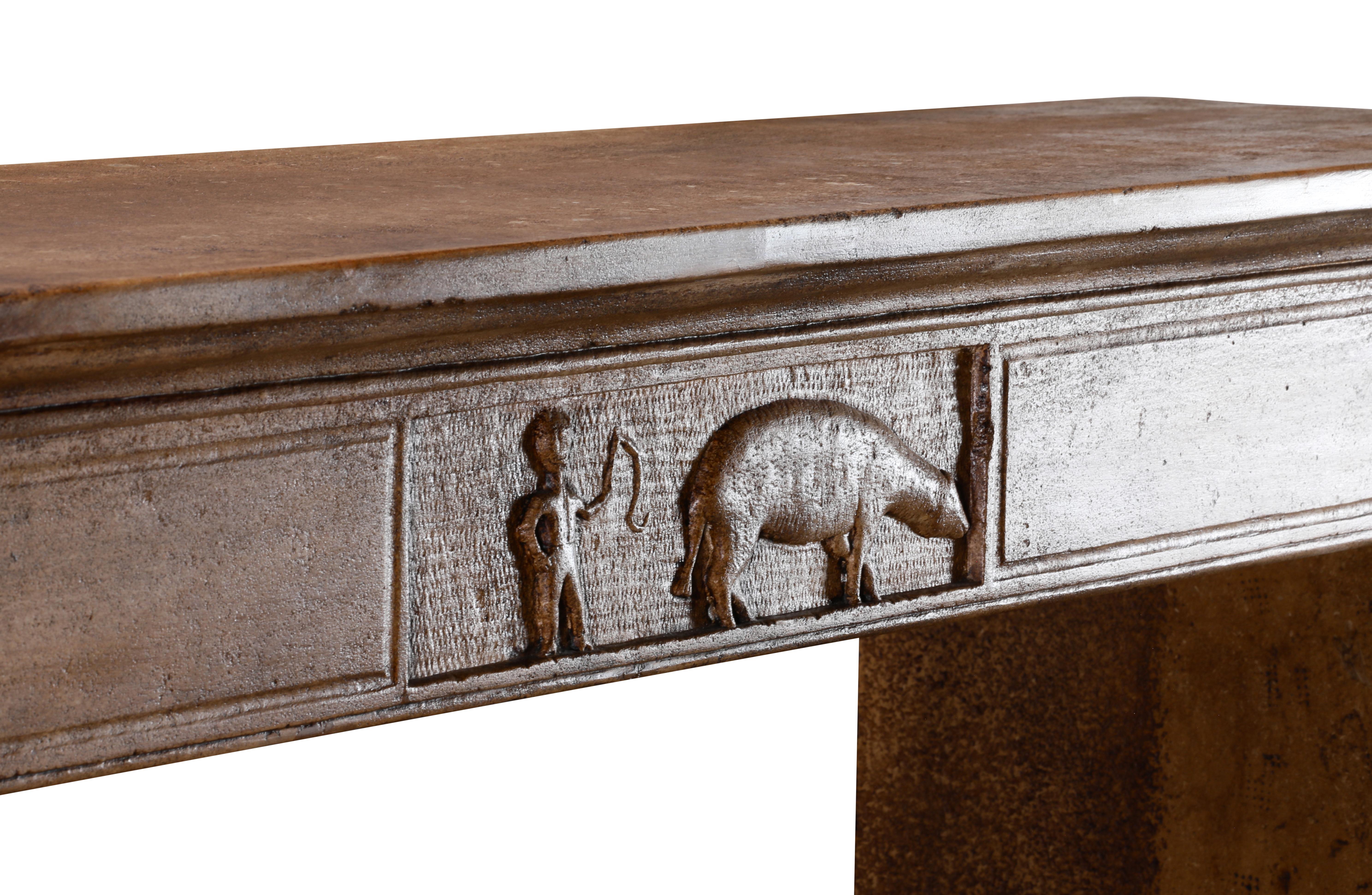 Accento Hunting Lodge - Camino francese in pietra antica con patina in vendita 4
