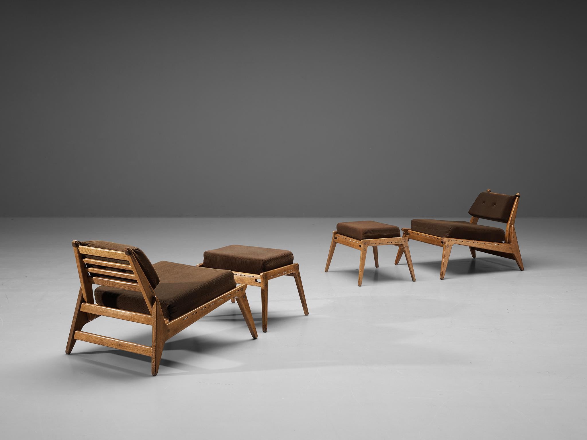 Paire de chaises longues avec ottomans, chêne, tissu, Allemagne, années 1950

Modeste ensemble de deux chaises longues avec deux ottomans. Ces chaises de chasse relaxantes présentent un design minimal de base avec un excellent travail du bois,