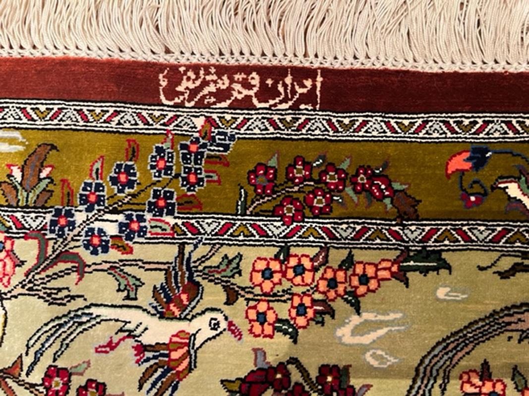 Magnifique scène de chasse en soie, tapis persan vintage Qum , Pays d'origine / Type de tapis : Tapis Persan Vintage, Circa Date : Fin du 20ème siècle - Taille : 4 ft 3 in x 6 ft 4 in (1.3 m x 1.93 m).