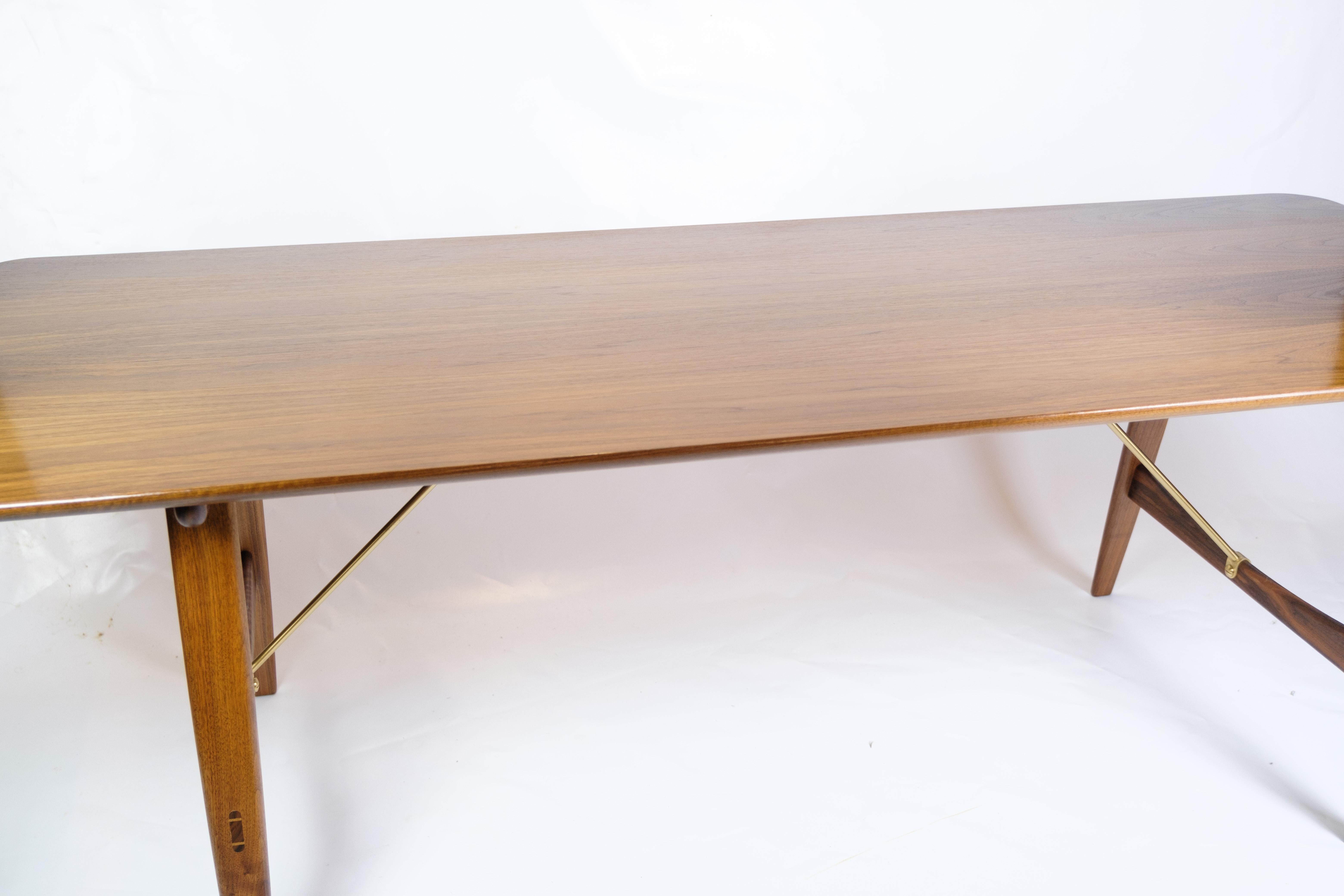 Der Jagdtisch, bekannt als Modell BM1160, ist ein großartiges Beispiel für Børge Mogensens einzigartige Designästhetik. Der aus Nussbaumholz gefertigte und von Messingstreben getragene Tisch strahlt Eleganz und Funktionalität aus.

Børge Mogensen,