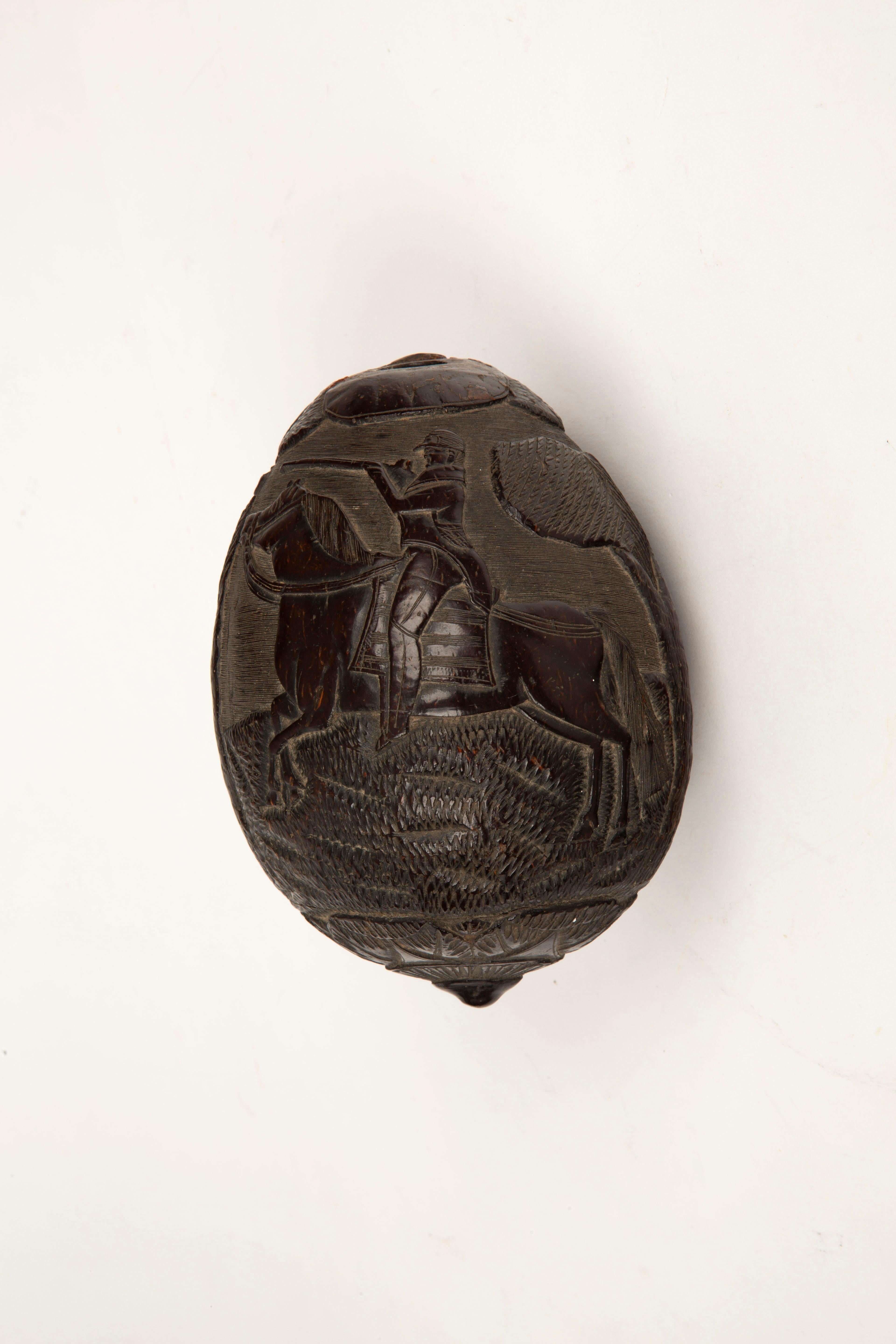 Tales de chasse : Rare Flacon de chouette en noix de coco sculpté du 19e siècle de style colonial français en vente 5