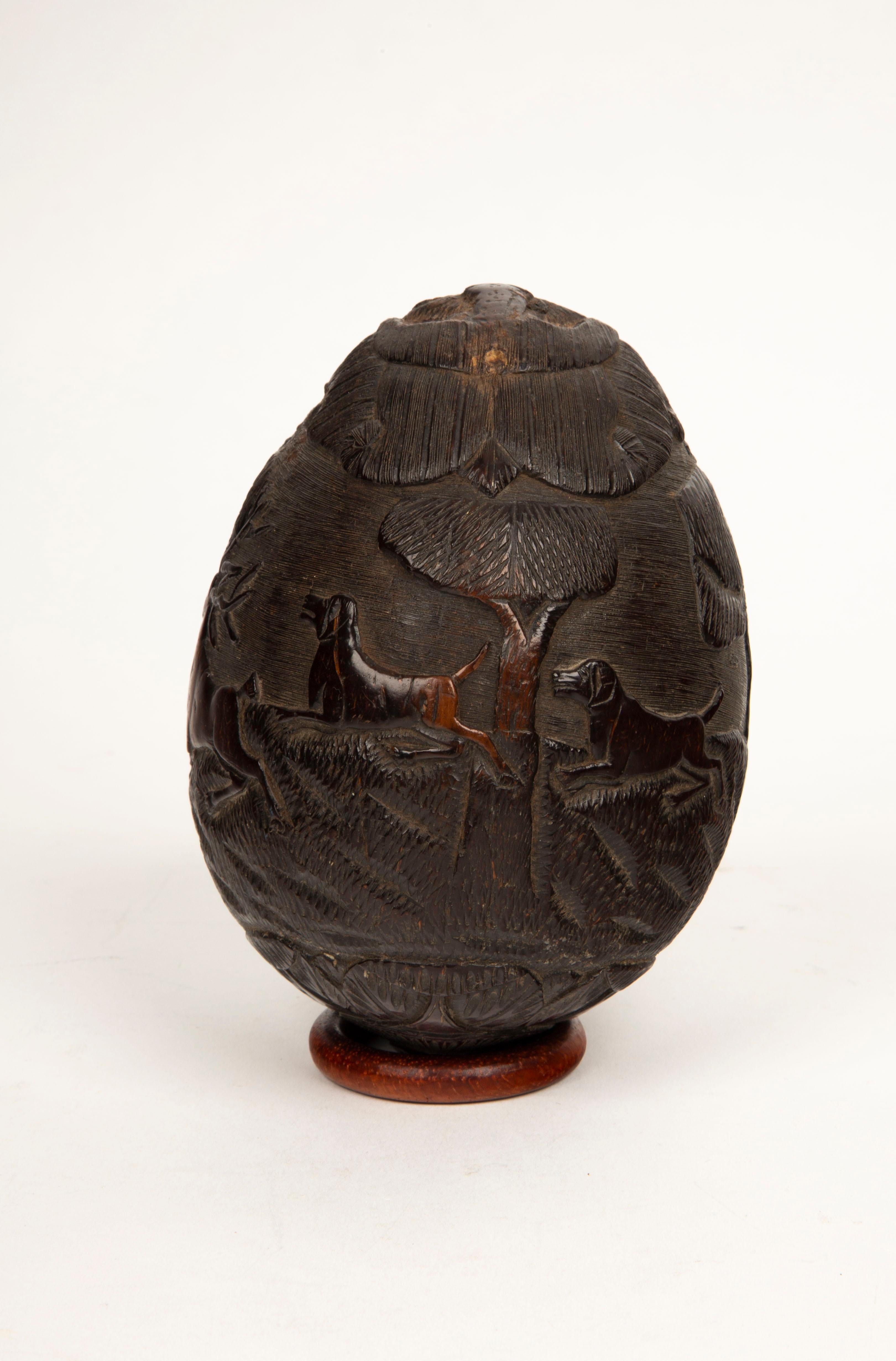 Cette rare gourde en noix de coco sculptée, datant de la période coloniale française du début du XIXe siècle, est un objet fascinant qui témoigne de l'art et de l'ingéniosité des marins, des soldats ou des prisonniers de guerre au cours des longs