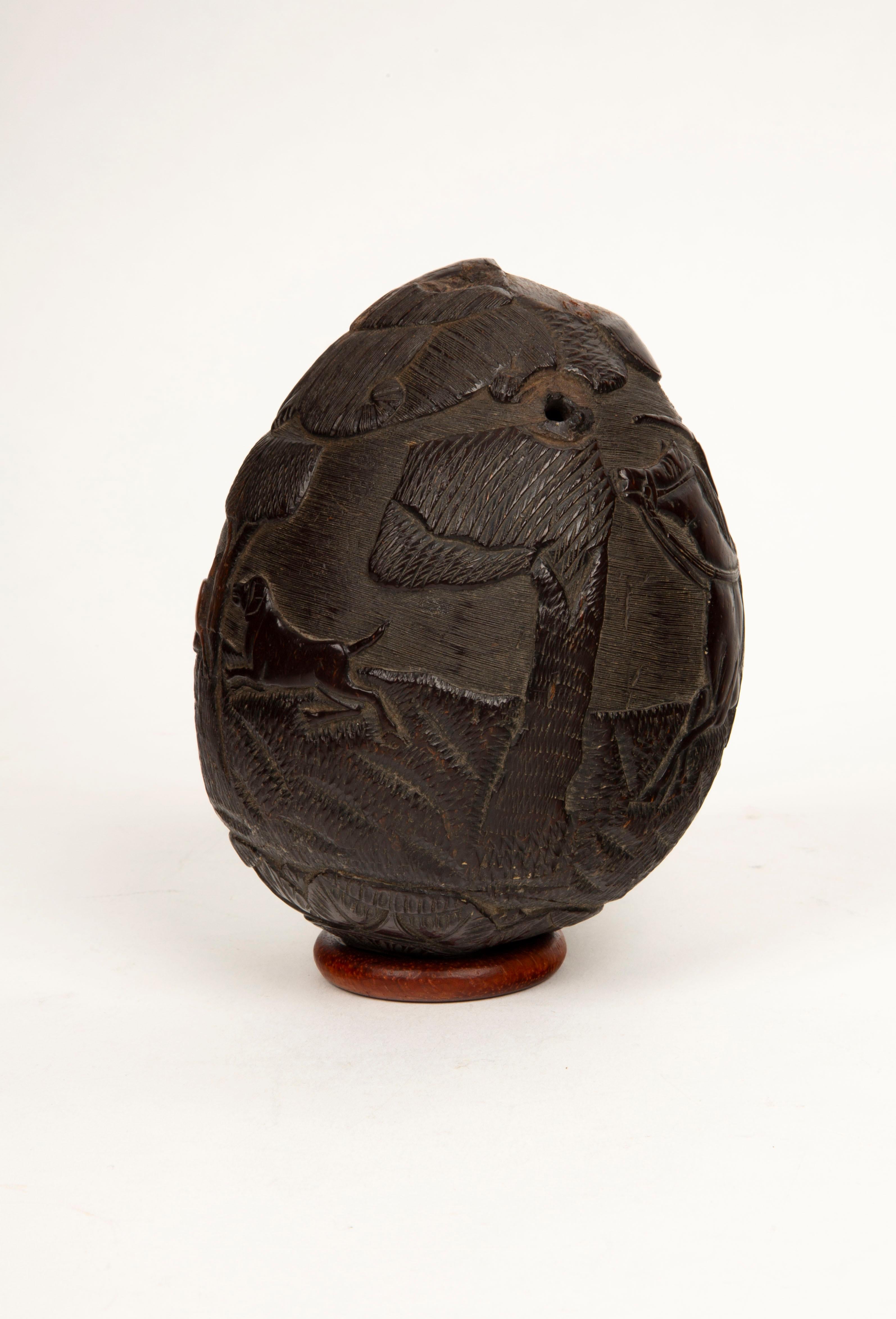 Français Tales de chasse : Rare Flacon de chouette en noix de coco sculpté du 19e siècle de style colonial français en vente