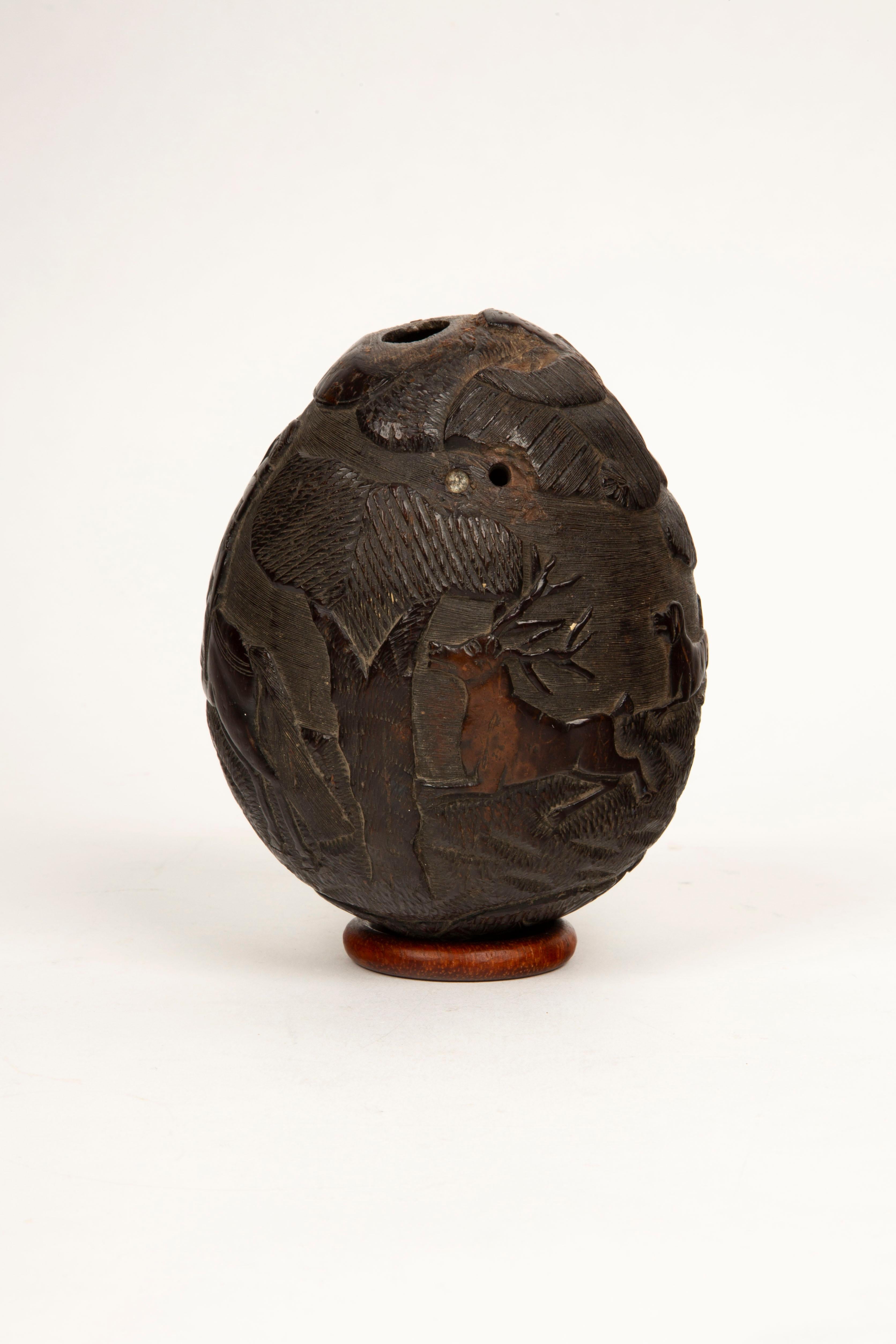 Sculpté à la main Tales de chasse : Rare Flacon de chouette en noix de coco sculpté du 19e siècle de style colonial français en vente