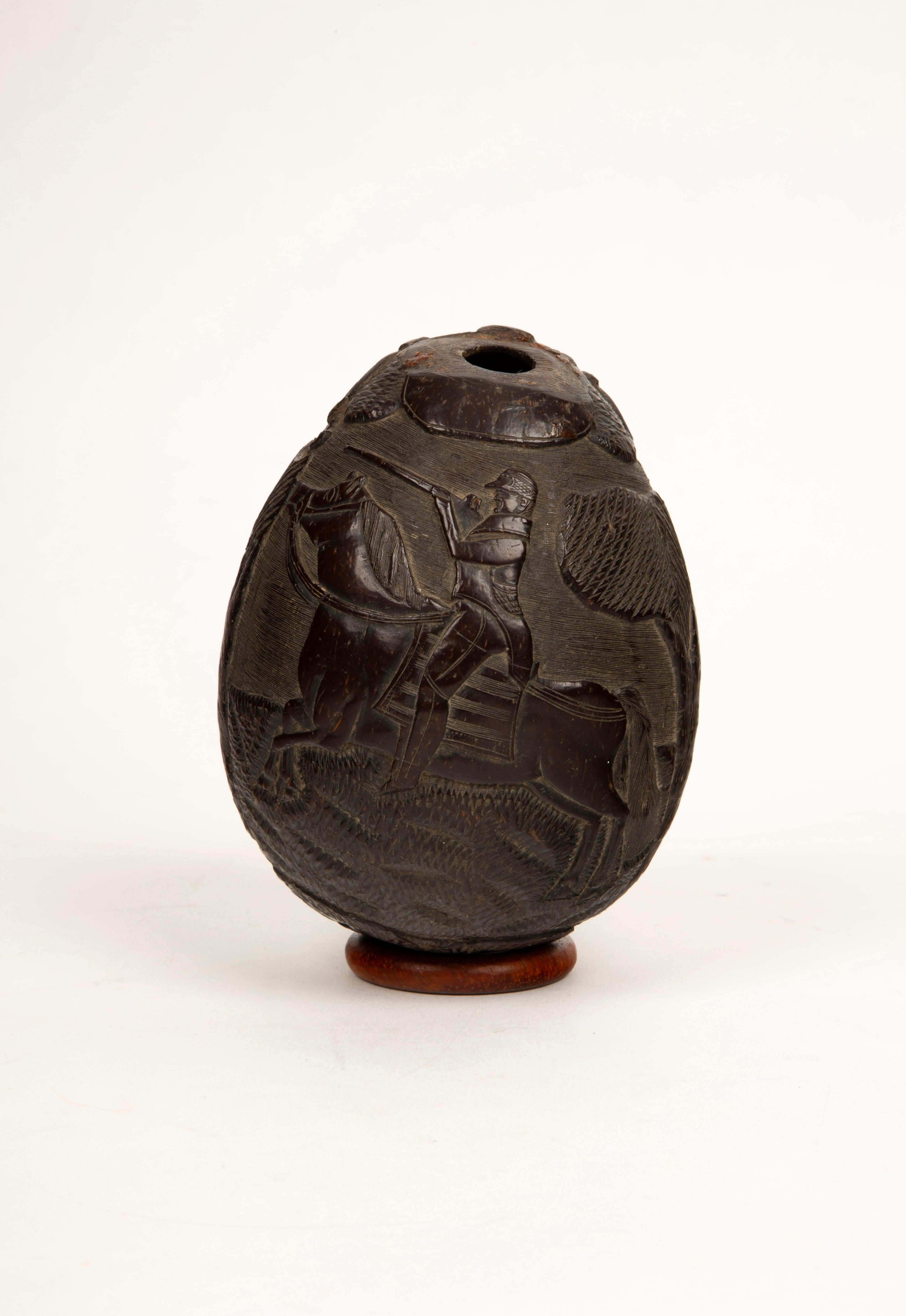 Tales de chasse : Rare Flacon de chouette en noix de coco sculpté du 19e siècle de style colonial français Bon état - En vente à New York, NY