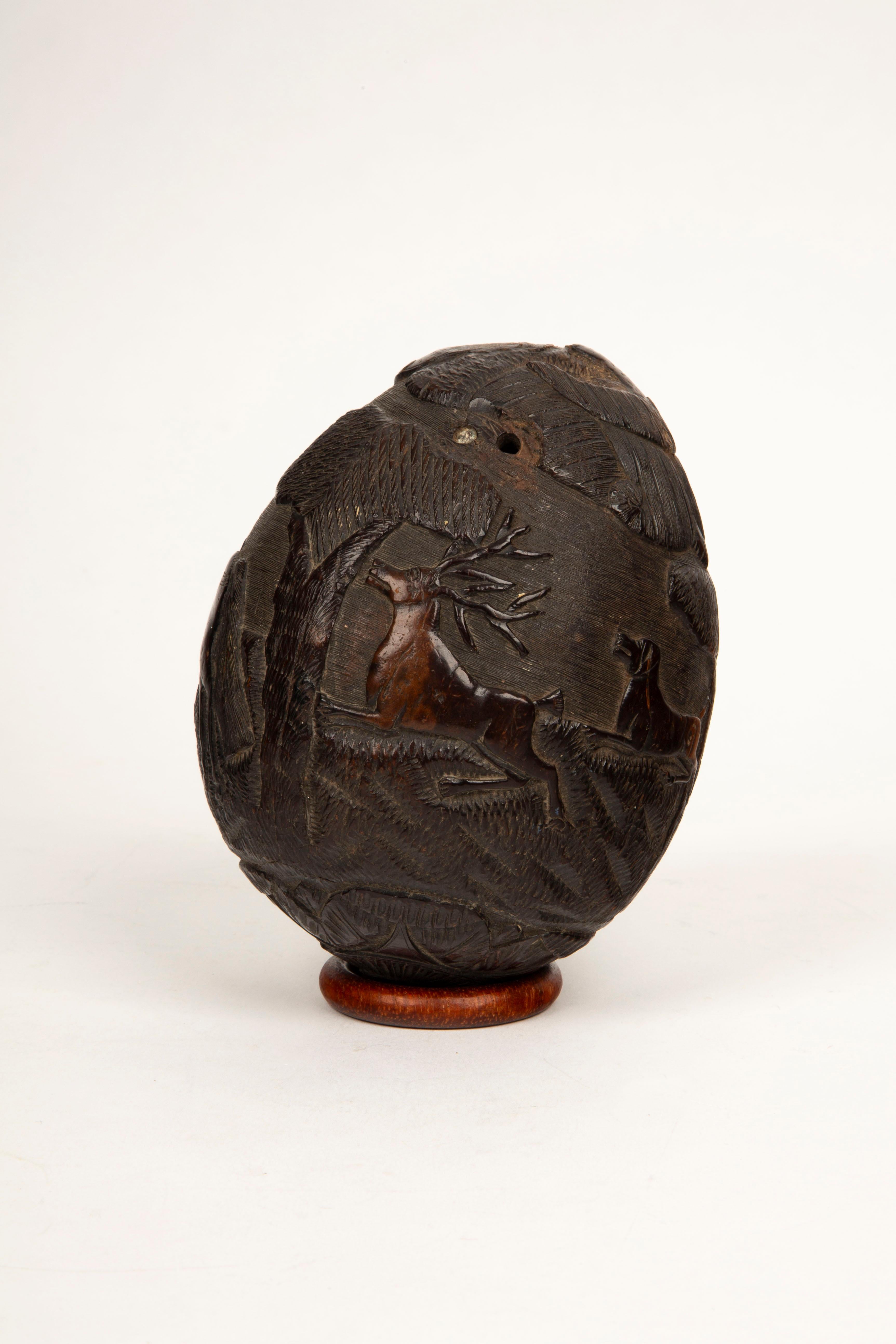 XIXe siècle Tales de chasse : Rare Flacon de chouette en noix de coco sculpté du 19e siècle de style colonial français en vente