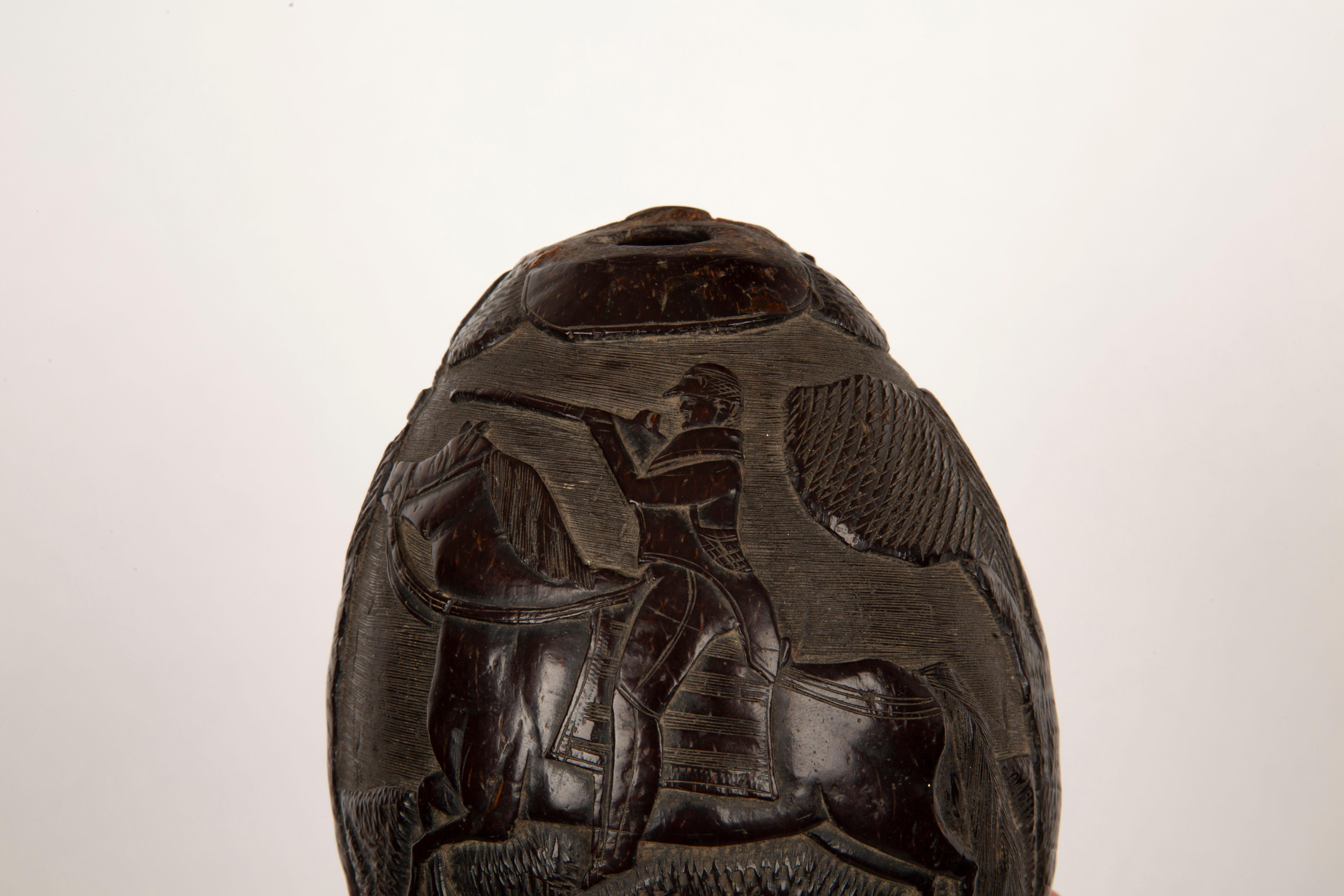 Noix de coco Tales de chasse : Rare Flacon de chouette en noix de coco sculpté du 19e siècle de style colonial français en vente