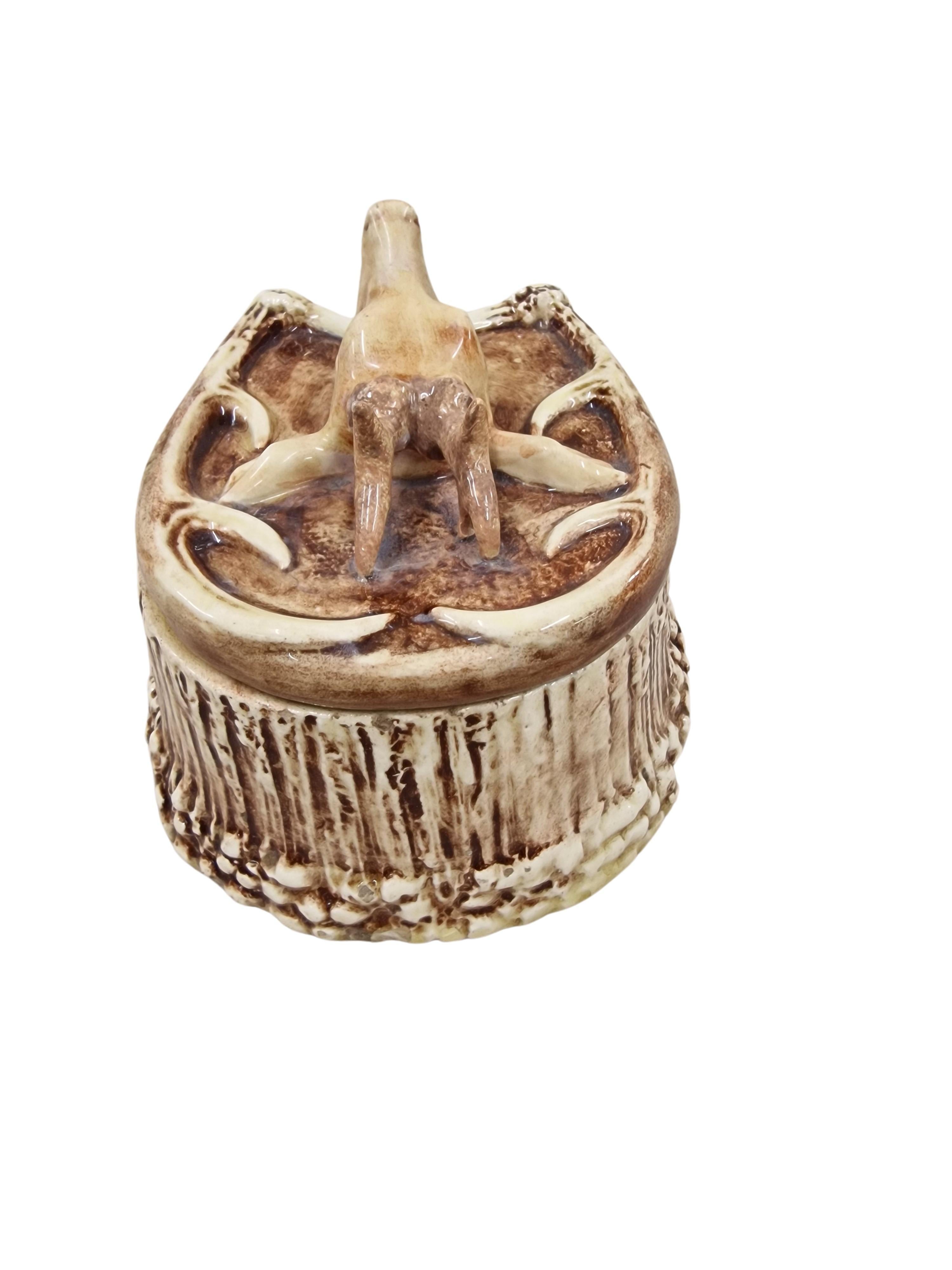 Boîte à tabac de chasse, boîte à couvercle, cerf modelé, céramique, Autriche Bon état - En vente à Wien, AT