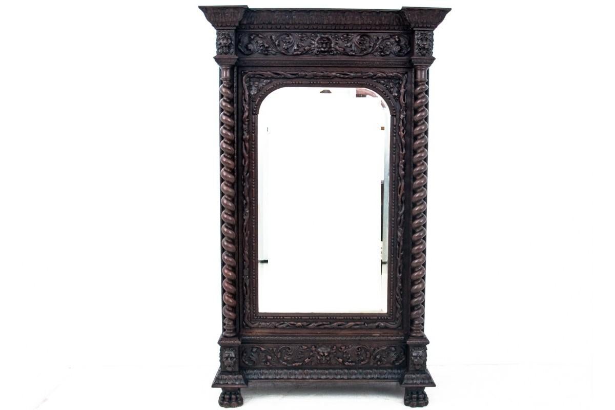 Armoire de chasse, France, vers 1890.

Très bon état.

Bois : chêne

Il est possible de placer la barre dans la partie supérieure de l'armoire.

dimensions : hauteur 226 cm largeur 125 cm profondeur 60 cm
