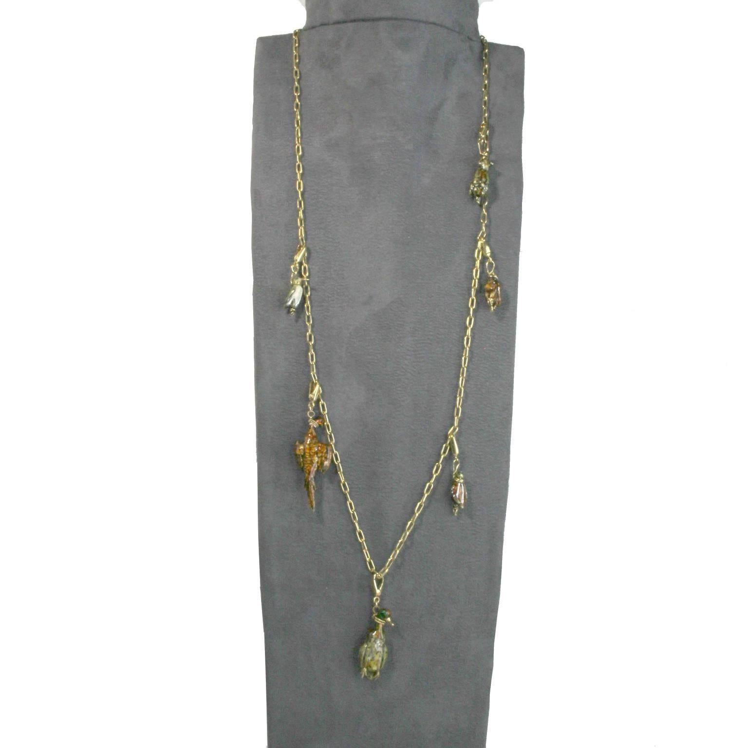 Descrizione:
Questa squisita collana è una produzione speciale dedicata agli appassionati di caccia, con una collezione di animali smaltati comunemente usati nella caccia. Realizzato in oro giallo 18 carati, l'intricato lavoro di smaltatura mette in