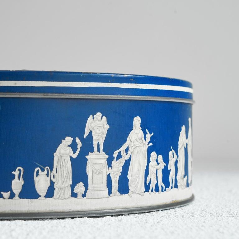 Huntley Boorne & Stevens Mid Century ‘Wedgwood Jasperware’ Biscuit Tin 1950s In Good Condition For Sale In Meer, VAN