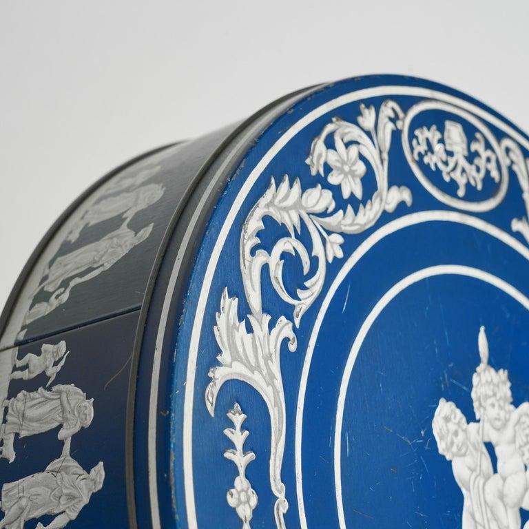 Huntley Boorne & Stevens Mid Century ‘Wedgwood Jasperware’ Biscuit Tin 1950s For Sale 1