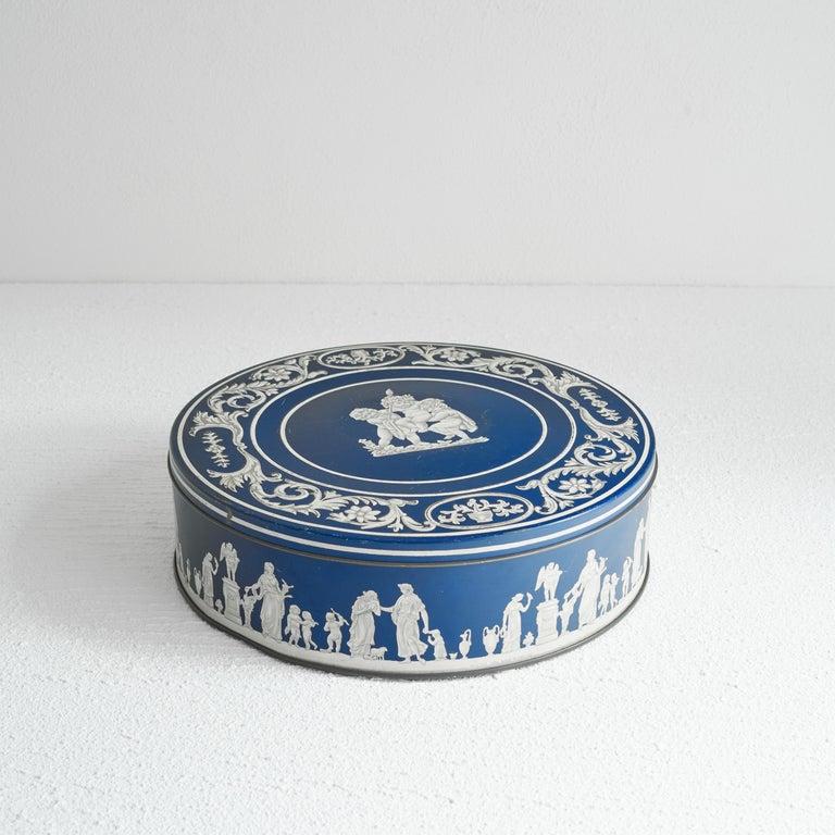 Huntley Boorne & Stevens Mid Century ‘Wedgwood Jasperware’ Biscuit Tin 1950s For Sale 3