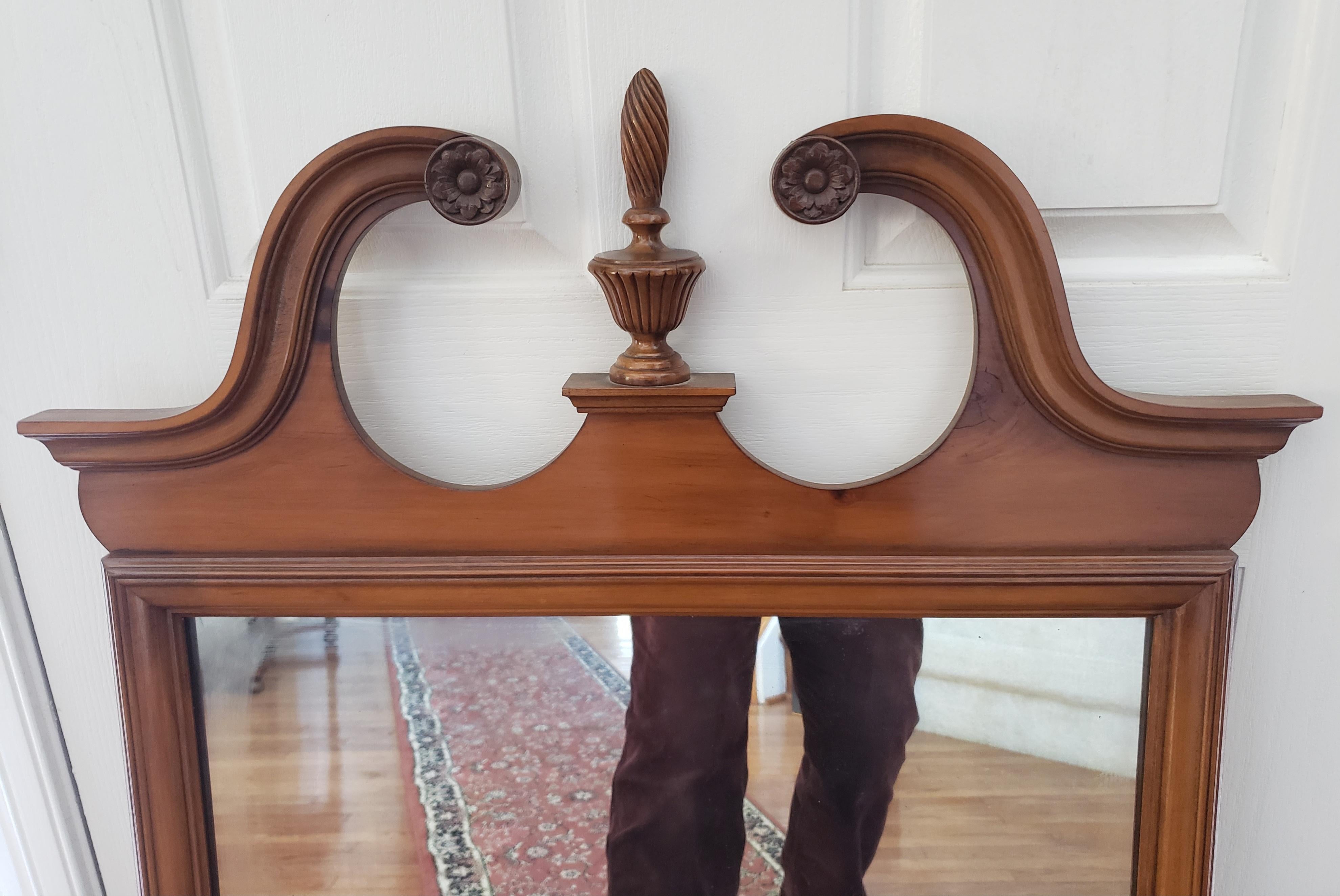 Huntley Thomasville maple Chippendale carved Urn mirror, Circa 1940s. Very good vintage condition. 
Measures 26.5 
