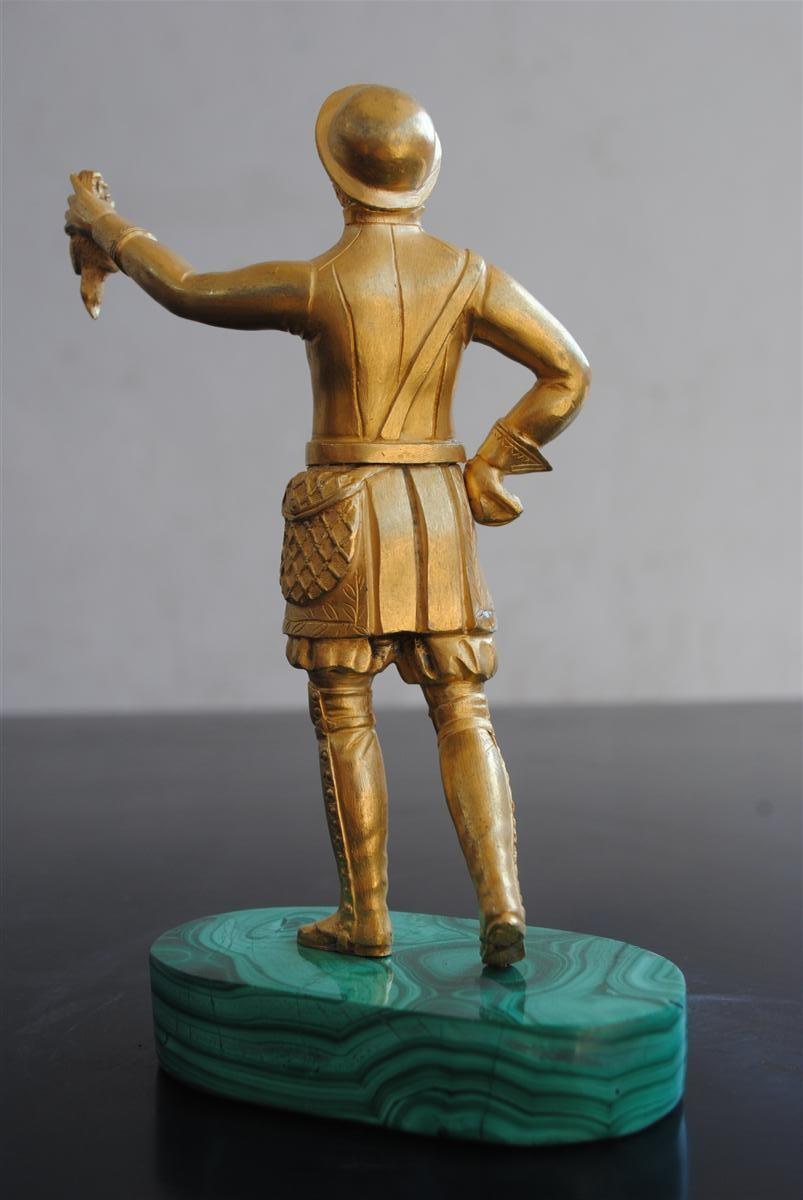 Cacciatore e pernice in bronzo russo del XIX secolo. Terrazza di malachite. Risale al periodo della Restaurazione. Patina dorata con mercurio.