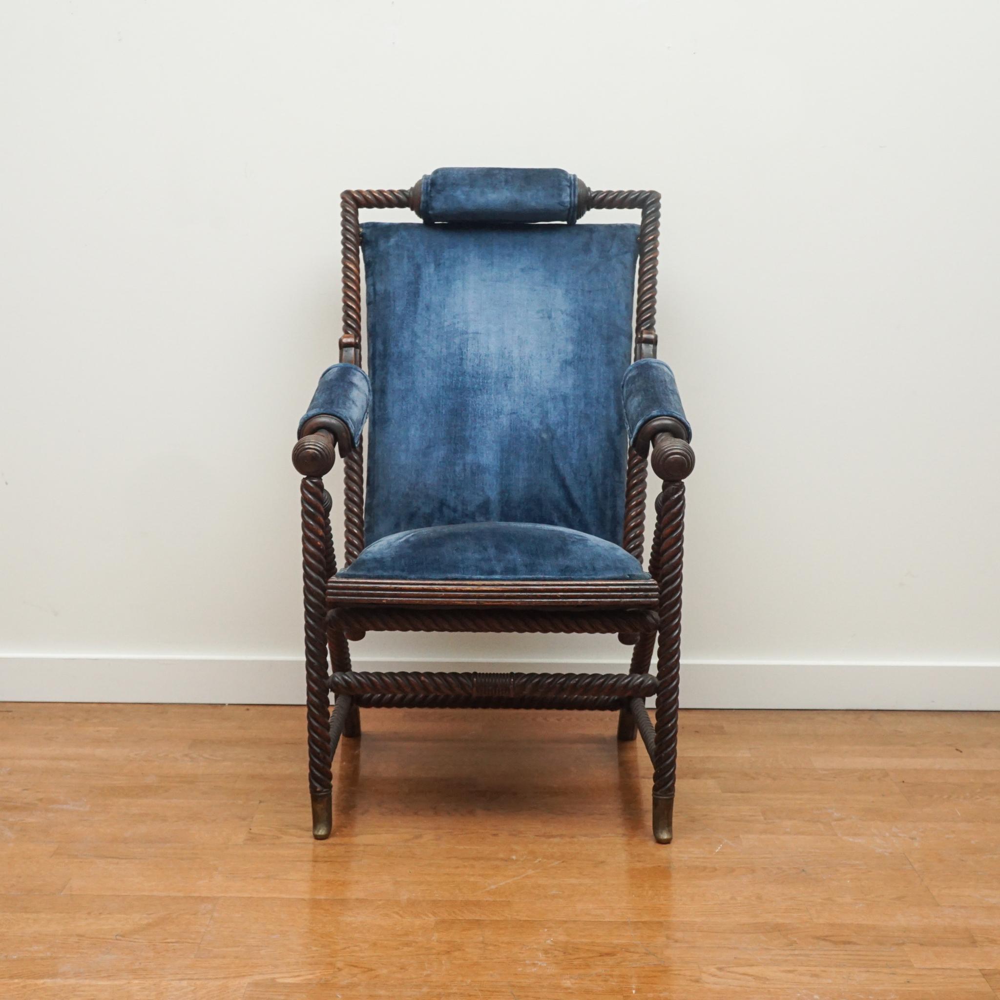 Der hier gezeigte viktorianische Sessel wurde Ende des 19. Jahrhunderts von dem deutschen Designer George Hunzinger entworfen. Der Stuhl spiegelt zwar die kunstvollen Möbel seiner Zeit wider, ist aber durch die unter den Armlehnen angebrachten