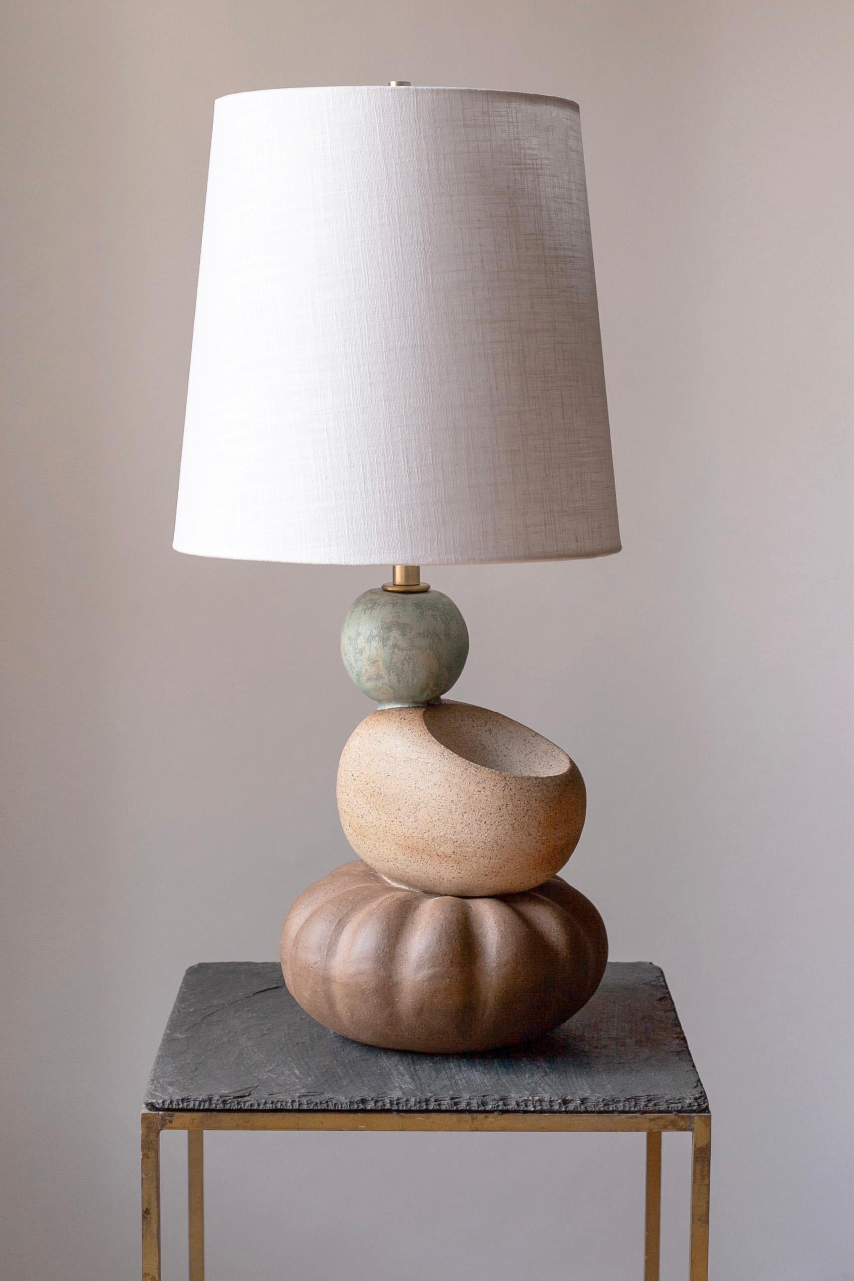 Lámpara Huron, Gres cerámico único contemporáneo hecho a mano, escultura postmoderna en Nuevo estado para la venta en Brooklyn, NY