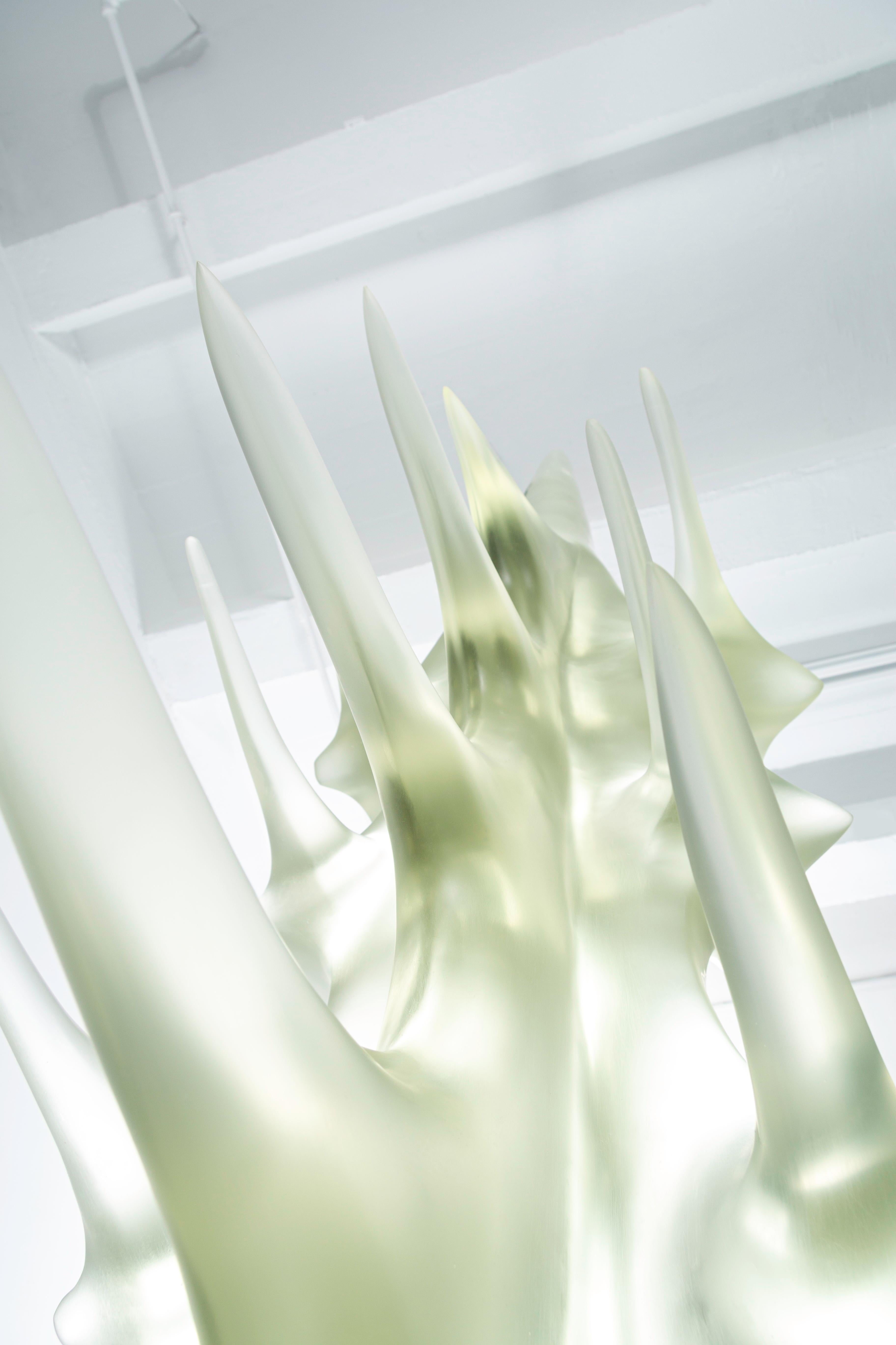 Hurts Like Heaven Große Zeitgenössische Skulptur, Magenta Gießharz von Karen Atta (Moderne) im Angebot