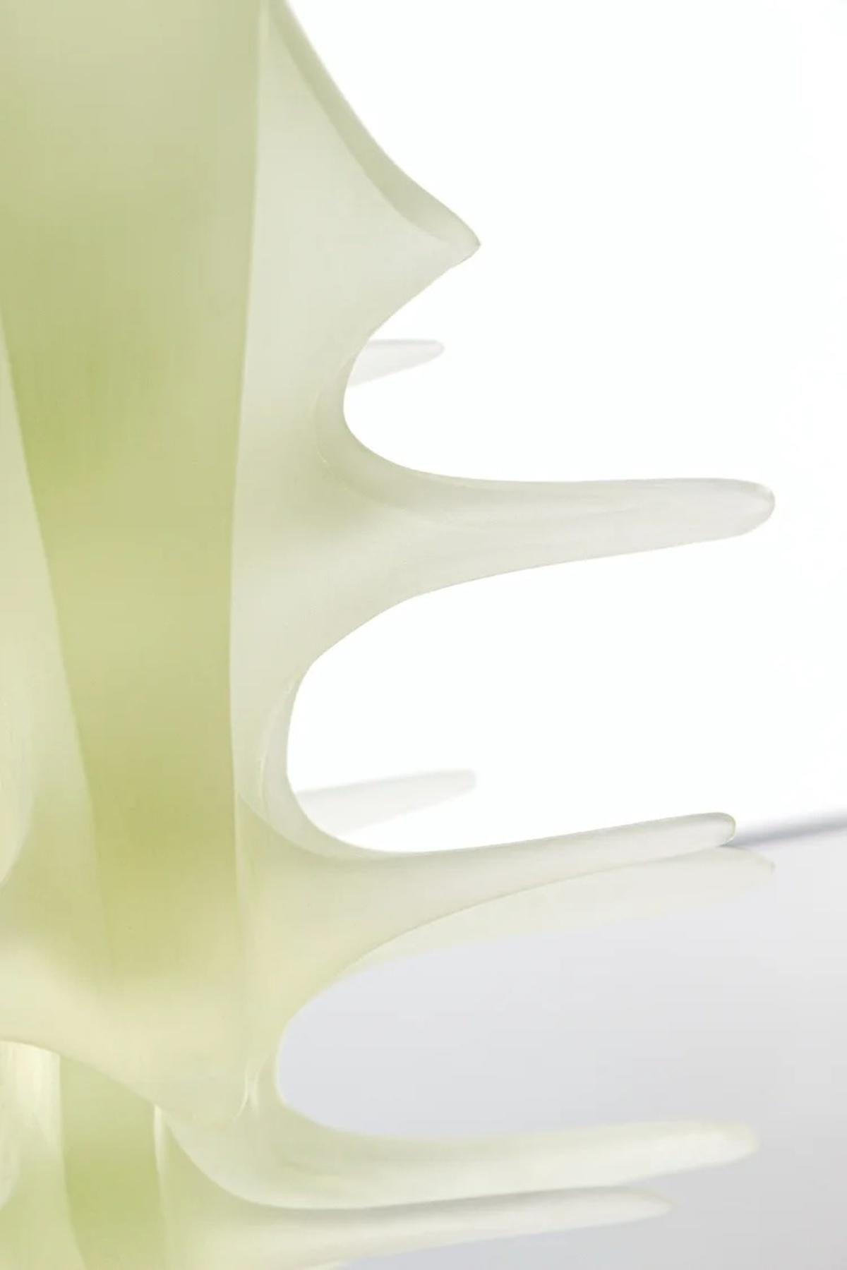 Moderno Hurts Like Heaven Scultura moderna in scala in resina verde di Karen Atta in vendita