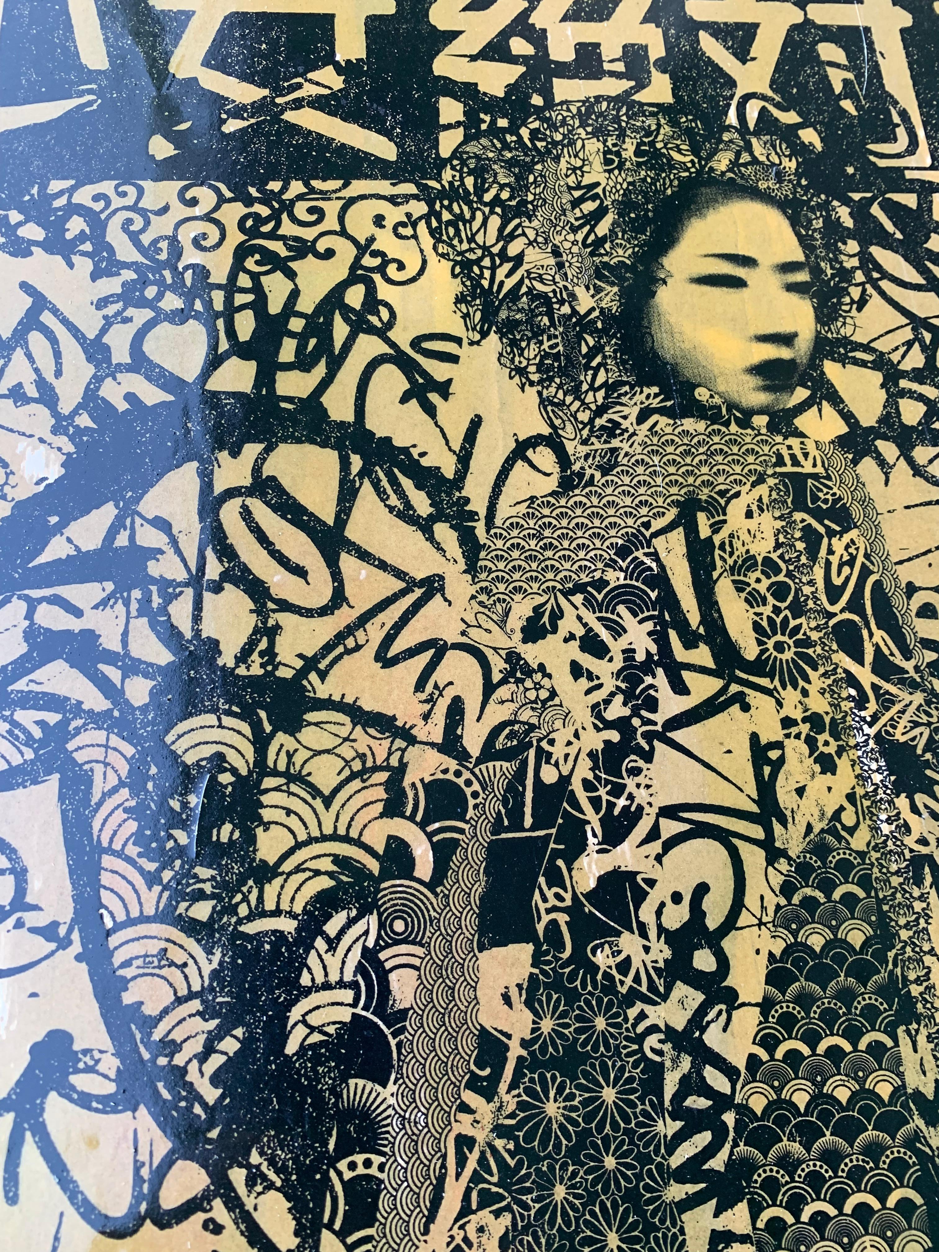 Chica Geisha, Serigrafía a una tinta sobre papel de pasta de trigo sobre madera - Figurative Painting Marrón de HUSH