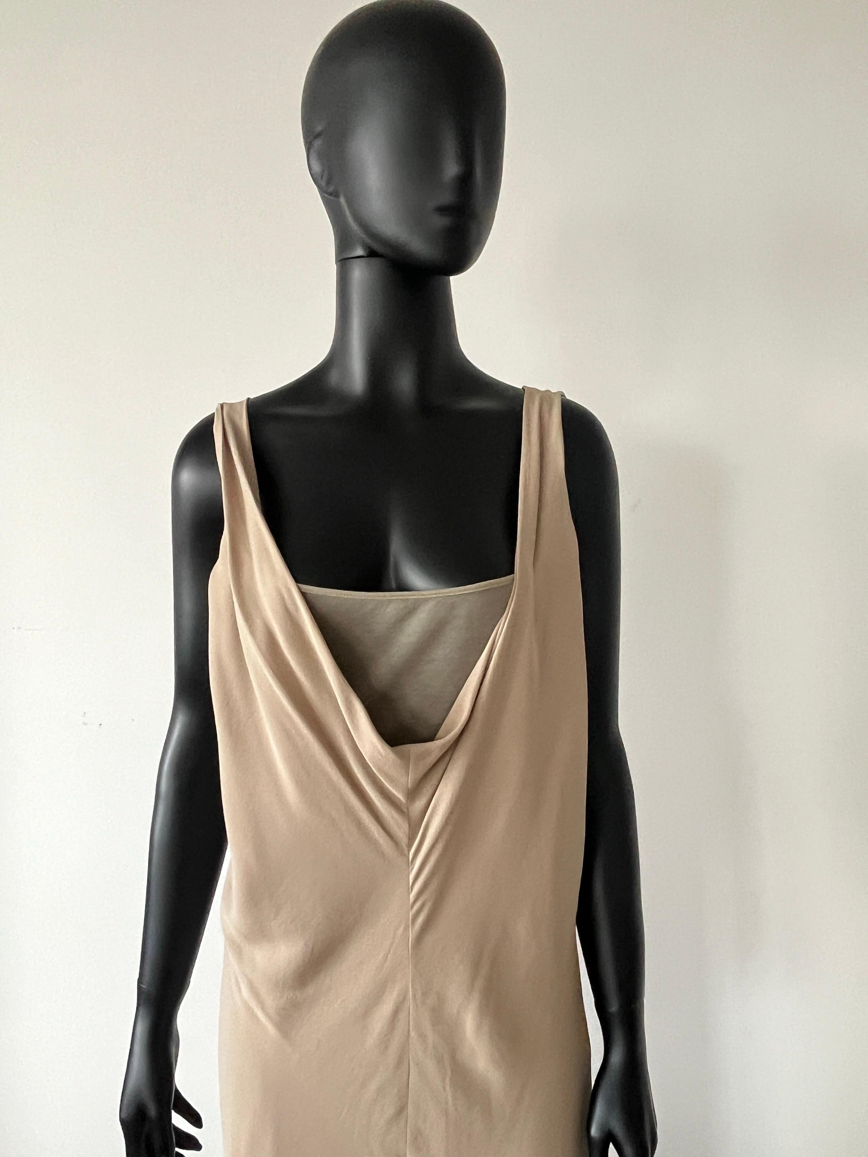 Hussein Chalayan 1990s Lagen-Slipkleid aus austerbeiger Seide. 
Mit drapiertem Kuttenausschnitt und durchsichtigem Seidenstrickfutter. 
Ein echtes Sammlerstück. 
Größe 42. 
Hergestellt in Italien