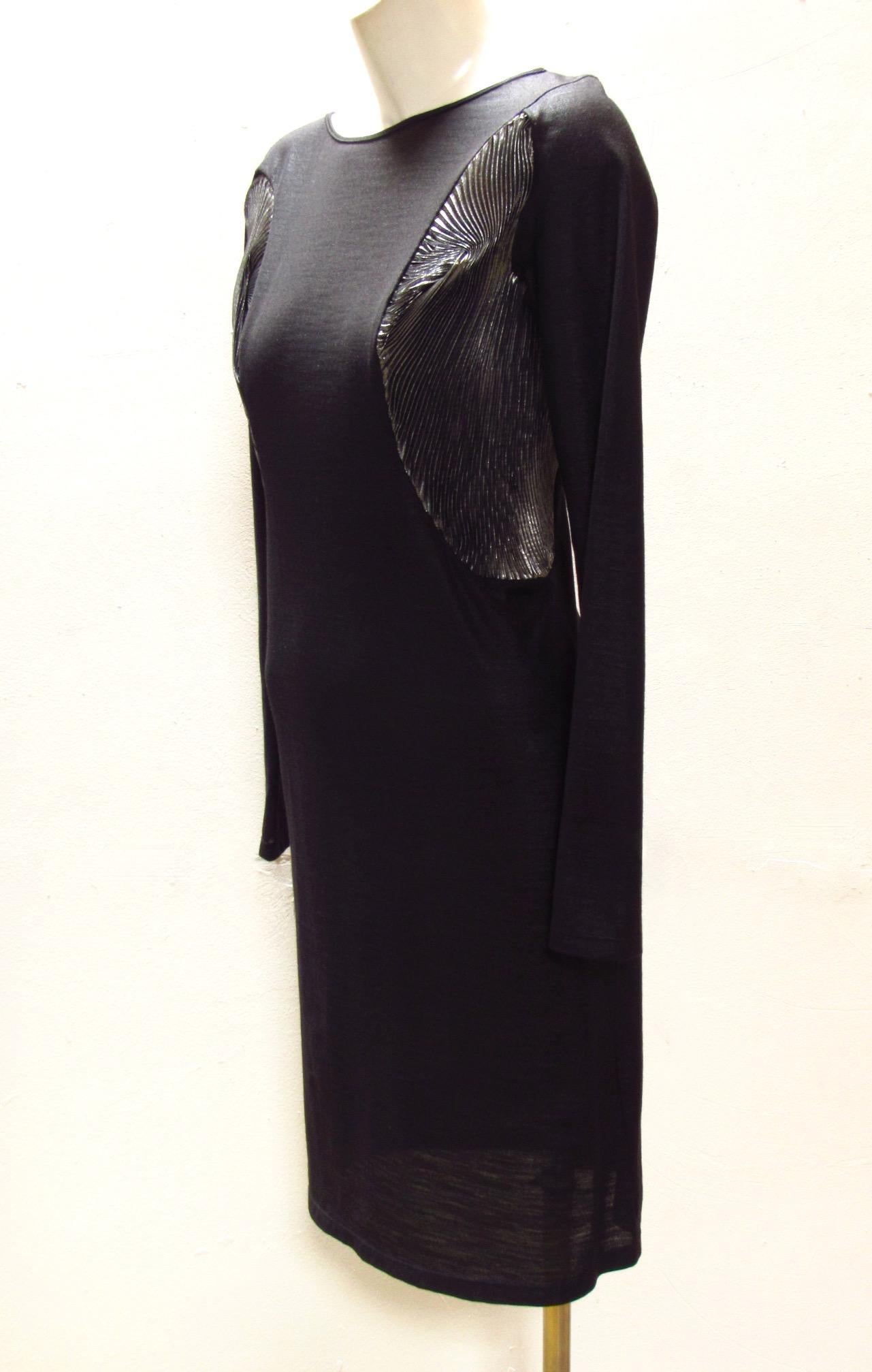 Dieses schwarze, taillierte Kleid mit langen Ärmeln von Hussein Chalayan im Vintage-Stil hat wunderbare silberne Metallic-Einsätze, die sich entlang des Oberteils und unter den Ärmeln wellenförmig bewegen. Es besteht aus 100 % Polyester.