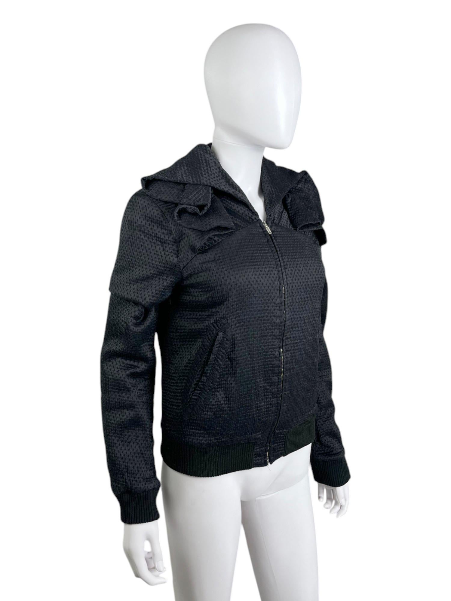 - Designed by Hussein Chalayan
- 2000's Period
- Ruffle blue bomber jacket
- Zip closure
- Ruffle details at the shoulders
- Pointed surface
- Big opening on the back
- Very good condition
- Made in Italy
- Materials: Rayon and virgin wool
- Size: