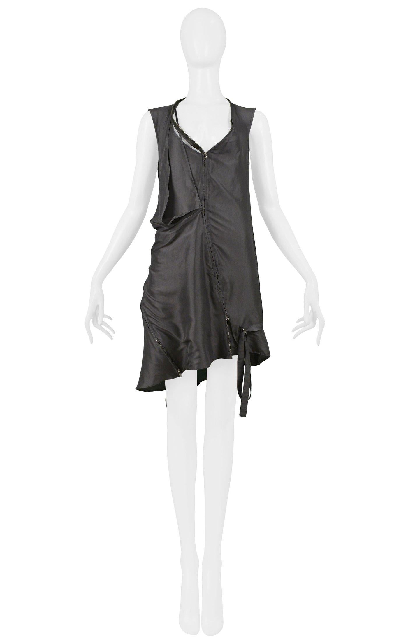 Resurrection freut sich:: dieses grüne:: dekonstruierte:: ärmellose Kleid von Hussein Chalayan mit Reißverschluss:: verstellbaren:: silberfarbenen Trägern und asymmetrischem Saum anbieten zu können. Aus der Frühjahr/Sommer-Kollektion 2002 