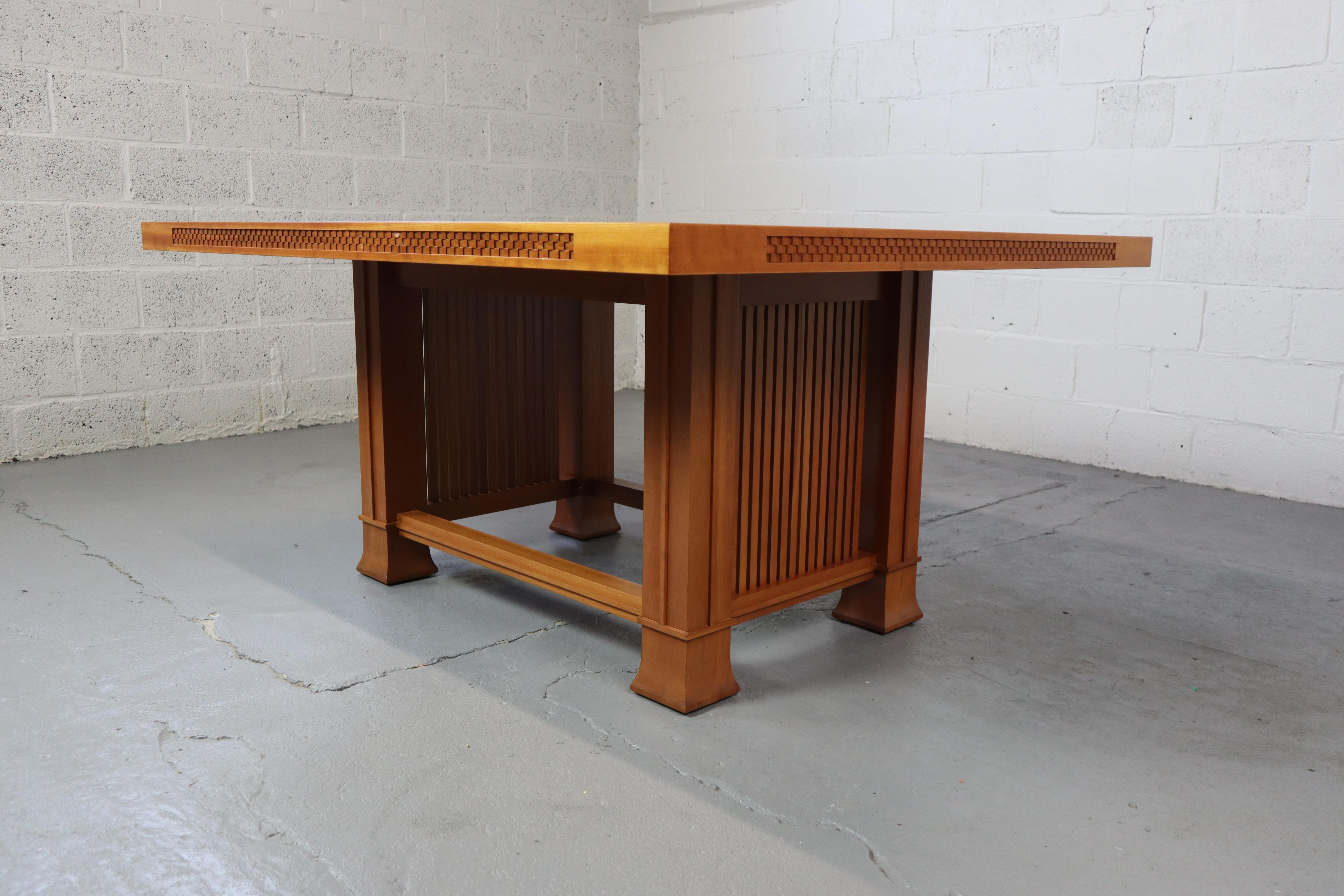 Husser 615 dining table by Frank Lloyd Wright and manufactured by Cassina For Sale 2