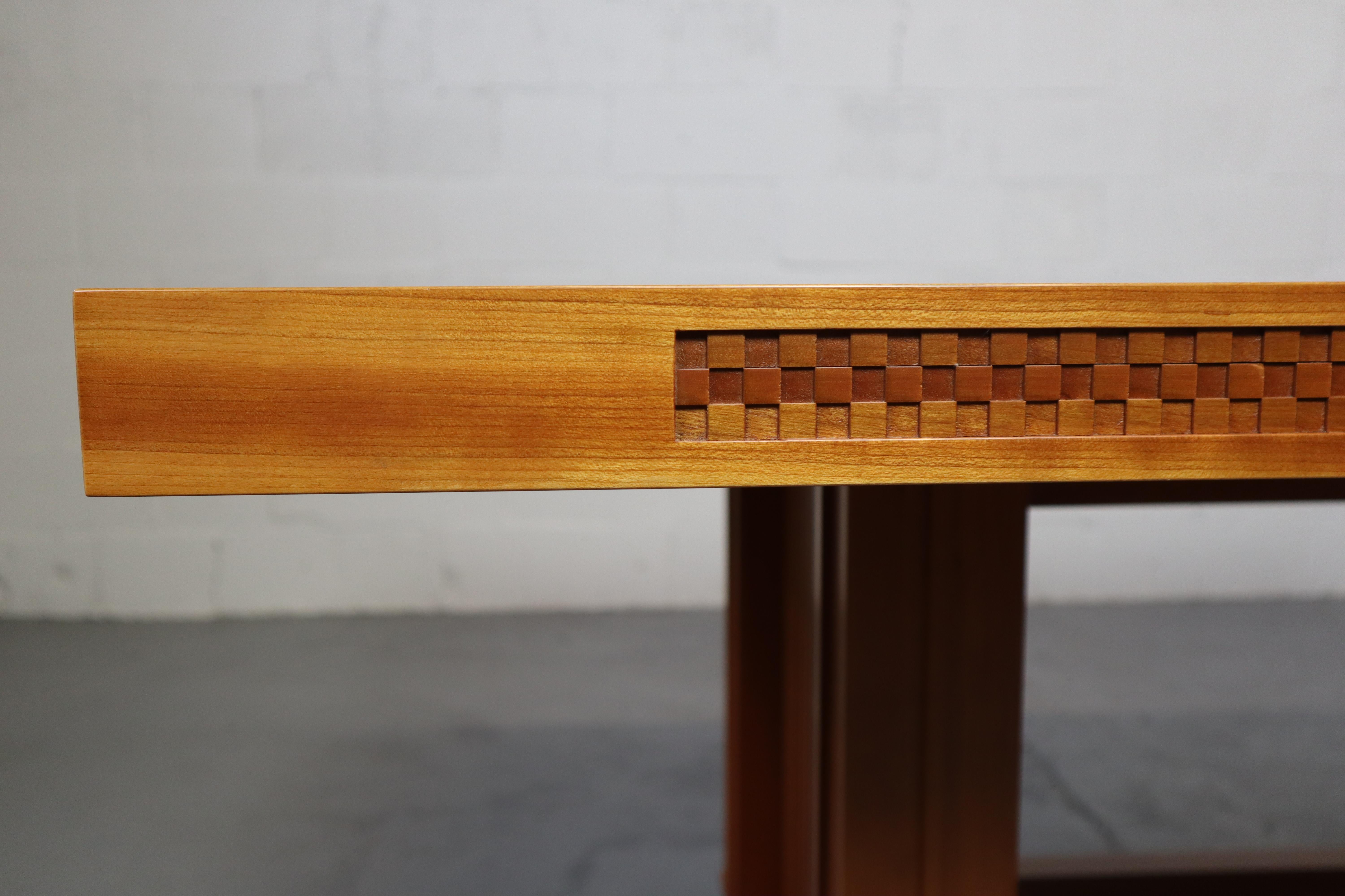 Mesa de comedor Husser 615 de Frank Lloyd Wright y fabricada por Cassina 3
